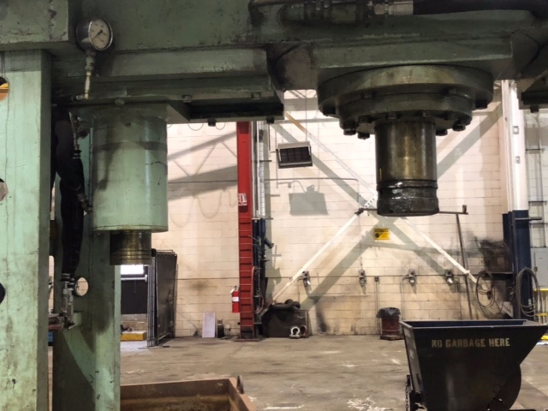 LOVAT TUNNEL TWIN RAM HYDRAULIC PRESS WITH 200 TON CAPACITY, S/N: N/A (CI) - Image 2 of 3