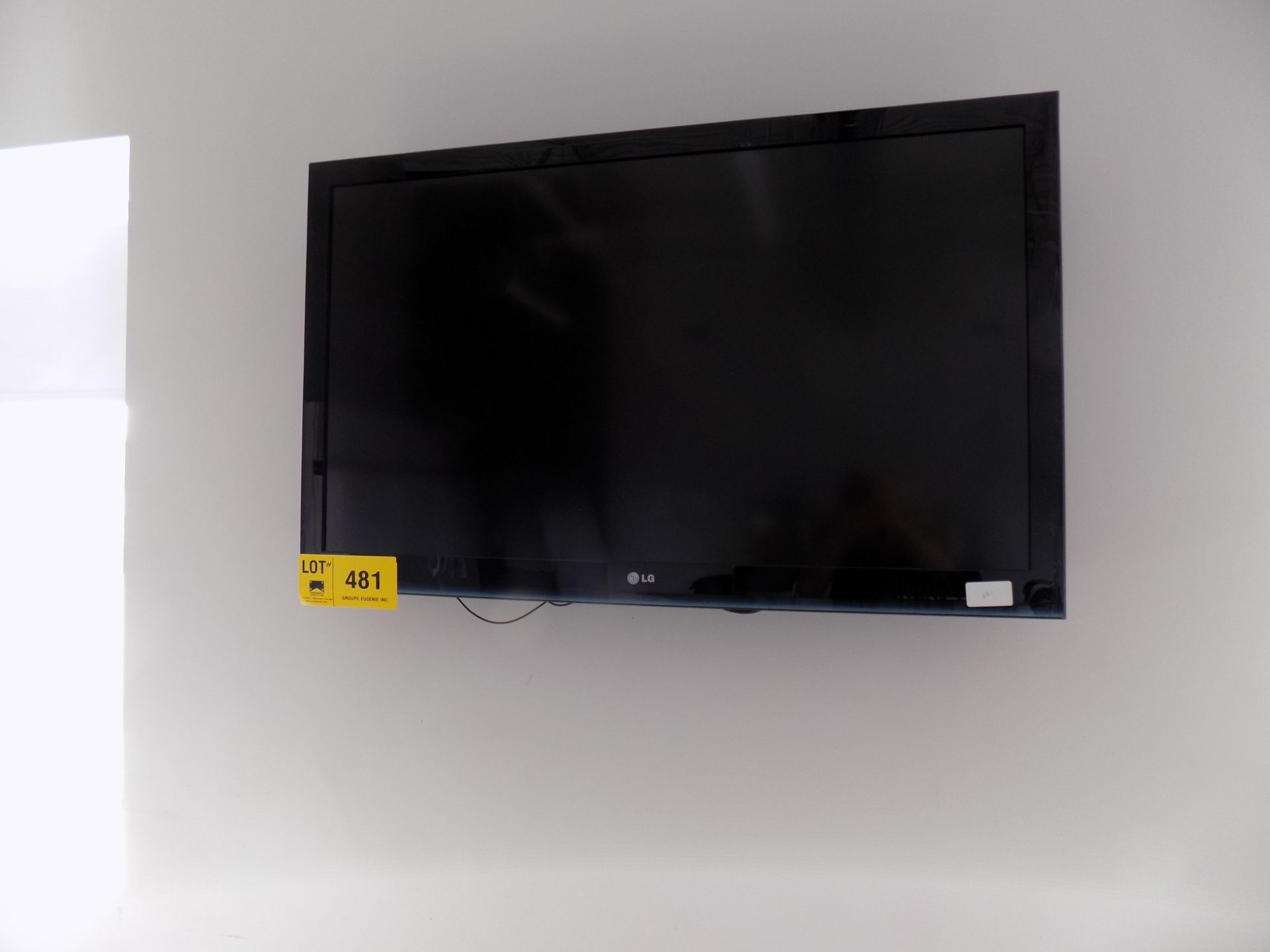 LG 40" FLATSCREEN TV