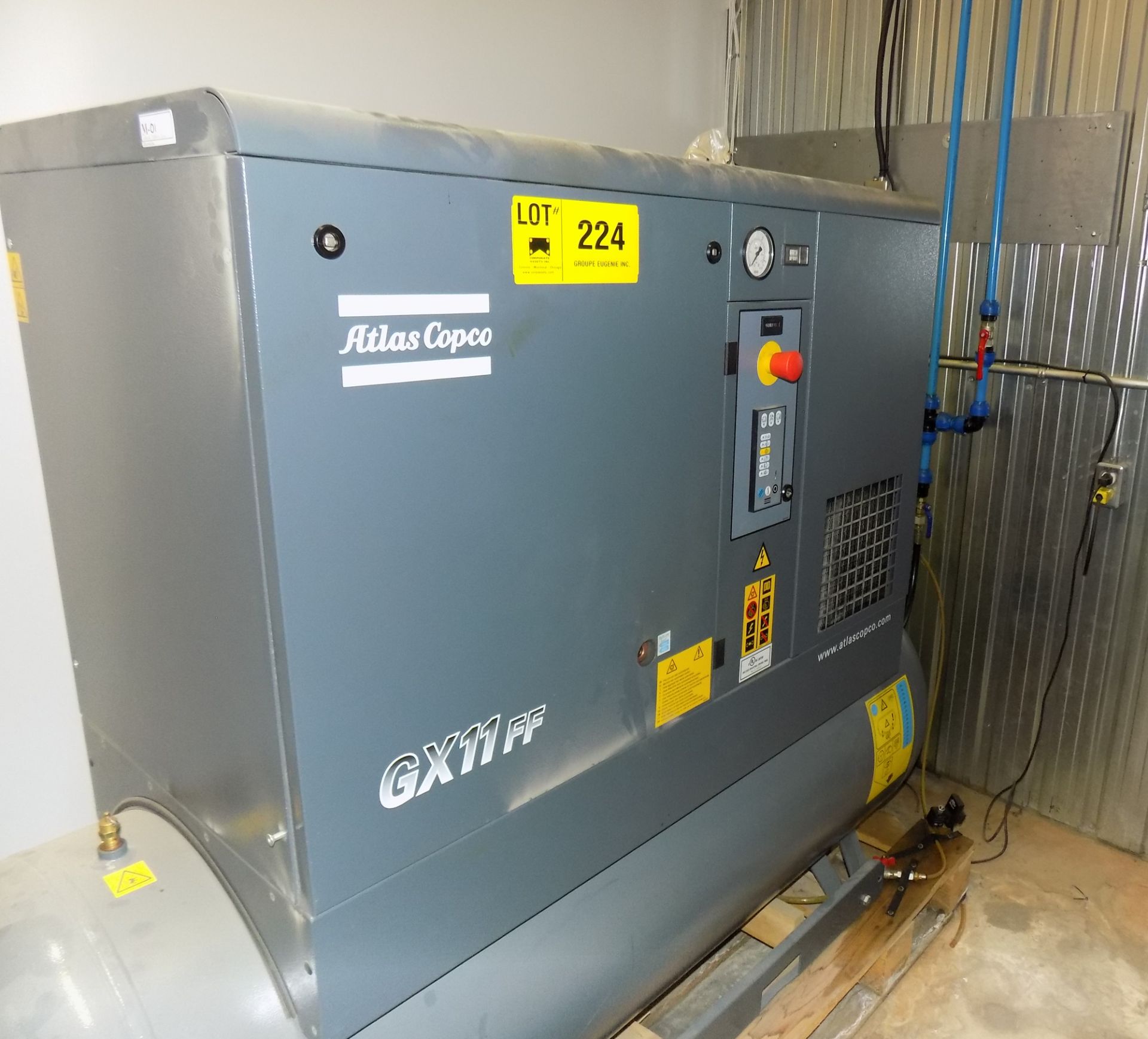 ATLAS COPCO (2015) GX11 FF 15 HP TANK MOUNTED SCREW TYPE AIR COMPRESSOR WITH 47.7 CFM @ 150 PSI - Image 2 of 2