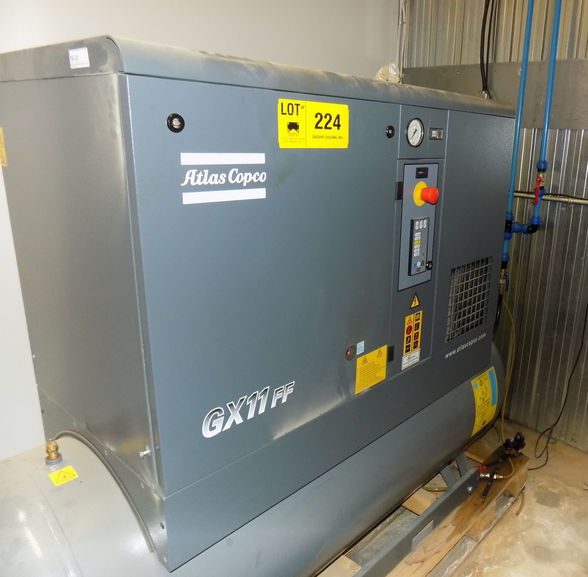 ATLAS COPCO (2015) GX11 FF 15 HP TANK MOUNTED SCREW TYPE AIR COMPRESSOR WITH 47.7 CFM @ 150 PSI