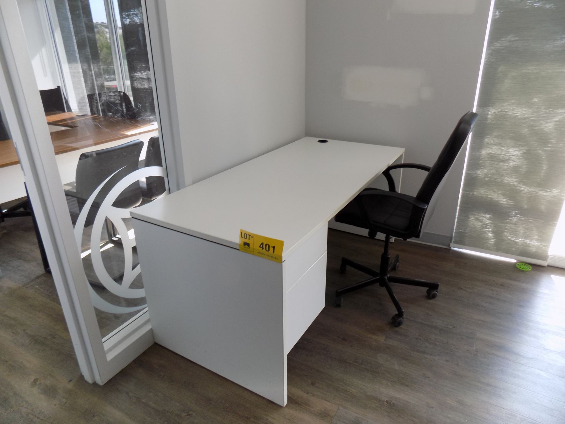 LOT/ DESK WITH CHAIR