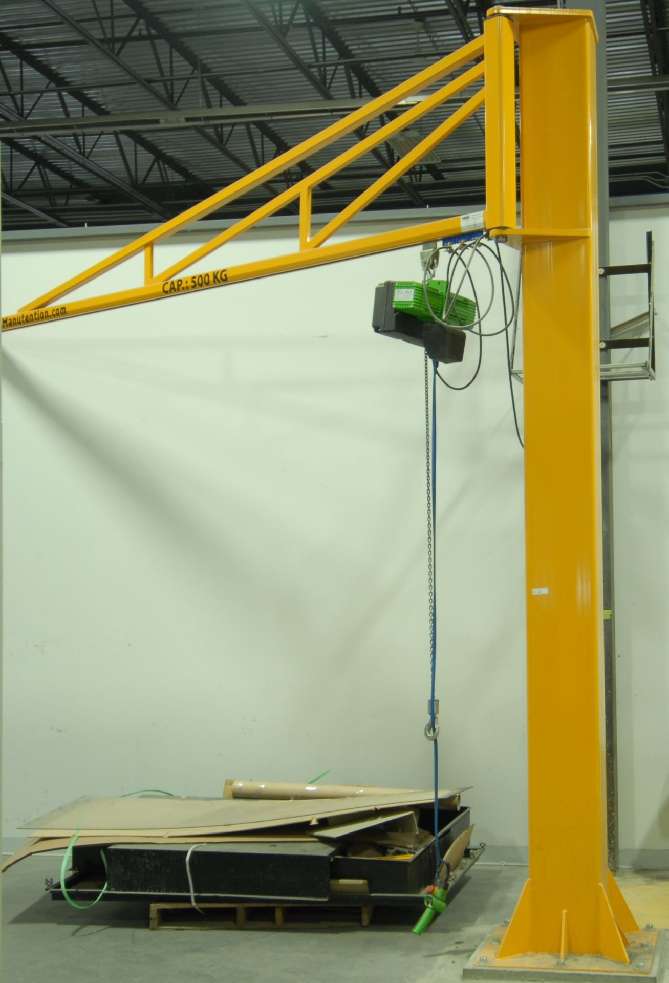 SMAK-MANUTENTION 1/2 TON CAPACITY JIB CRANE WITH 1/2 TON CAPACITY ELECTRIC CHAIN HOIST