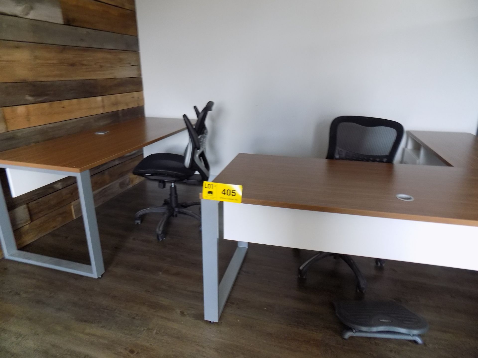 LOT/ DESK WITH CHAIR