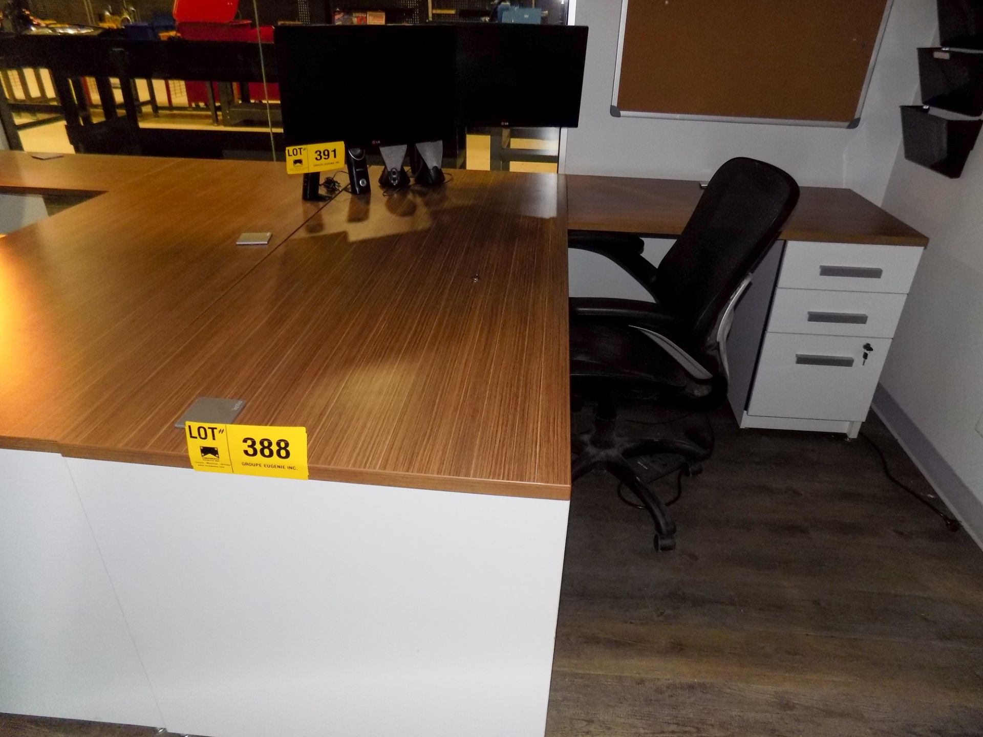 LOT/ L-SHAPE DESK WITH CHAIR