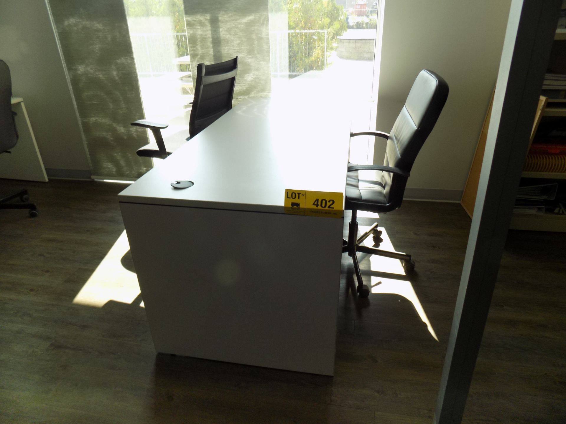 LOT/ DESK WITH CHAIR