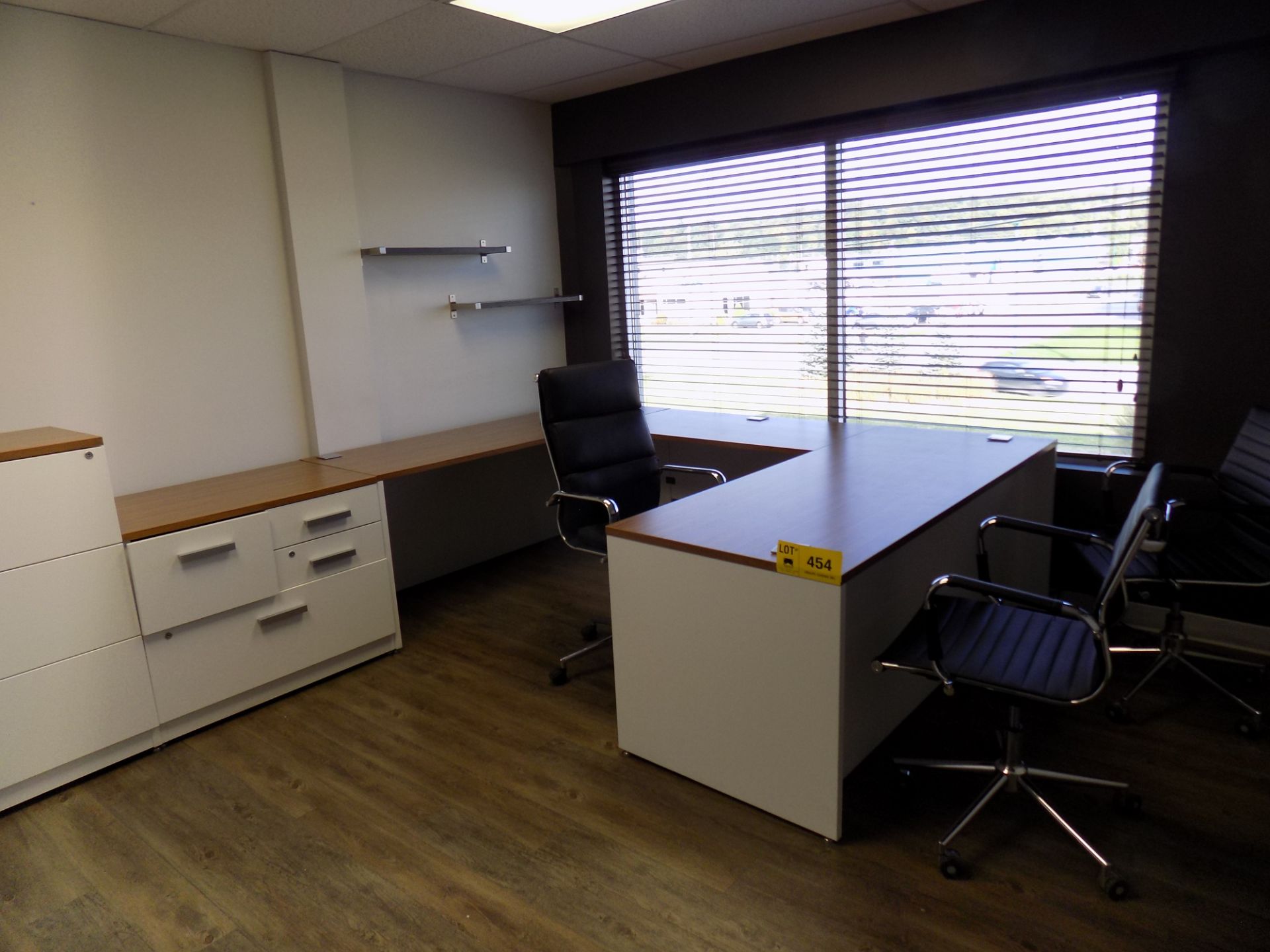 LOT/ OFFICE FURNITURE