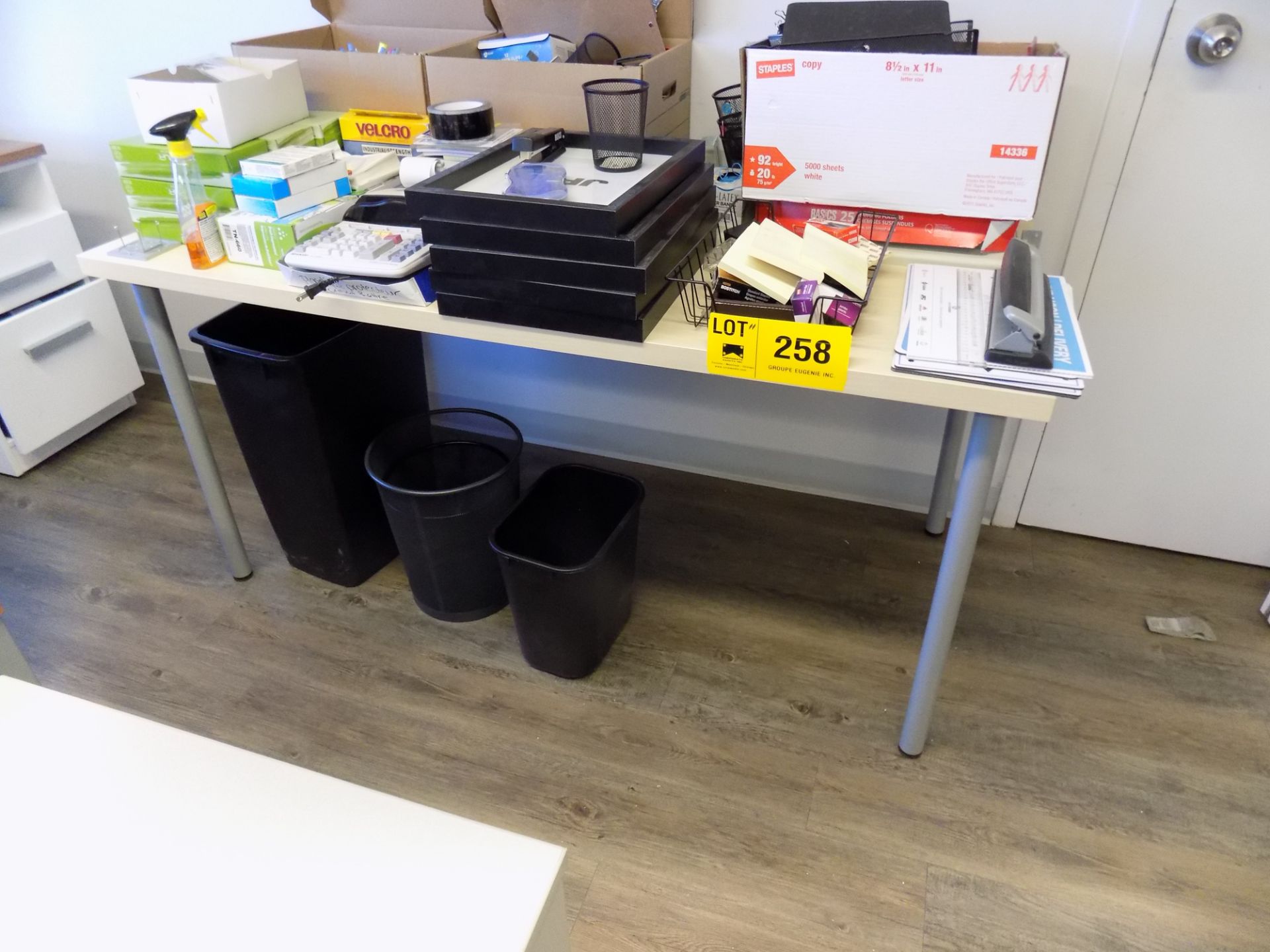 LOT/ TABLE WITH OFFICE SUPPLIES