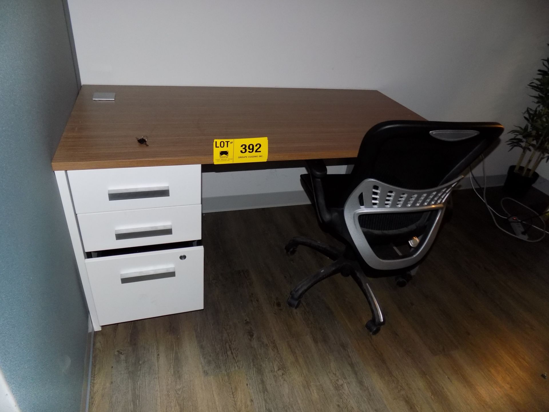 LOT/ L-SHAPE DESK WITH CHAIR