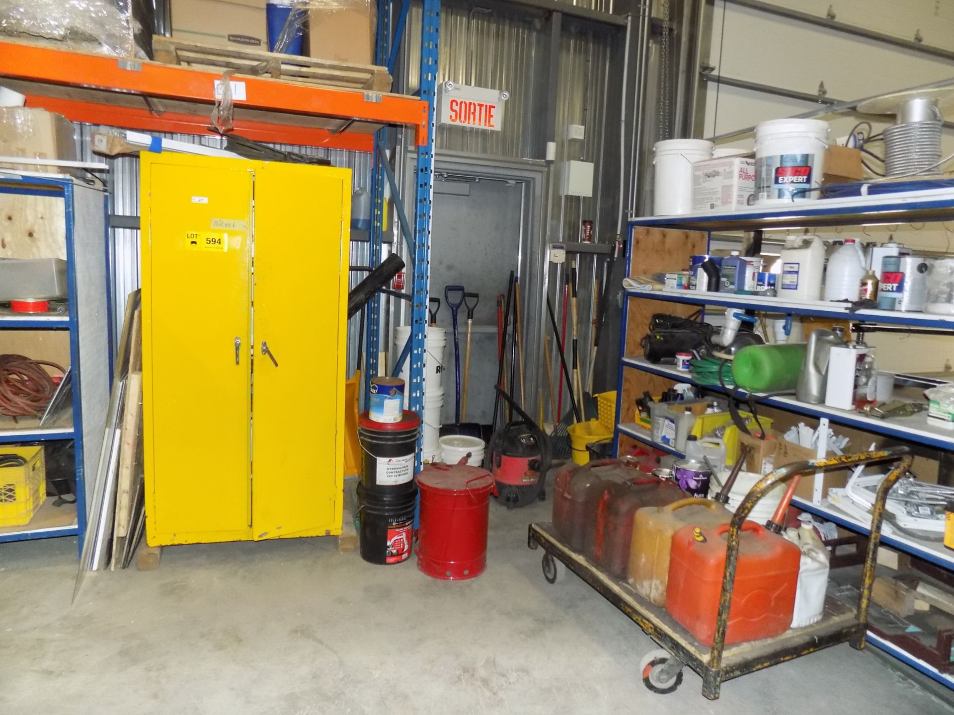 LOT/ OILS AND LUBRICANTS WITH CABINETS