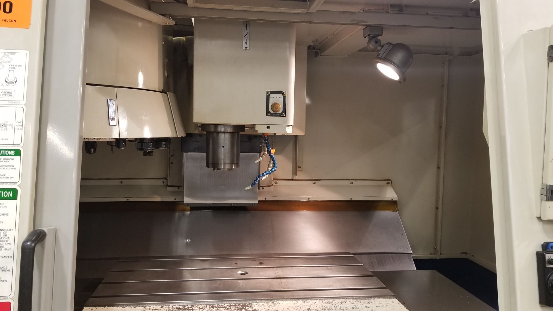 DAEWOO MYNX 530 CNC VERTICAL MACHINING CENTER WITH FANUC SERIES OI-M CNC CONTROL, TRAVELS: X 32.300, - Image 4 of 7