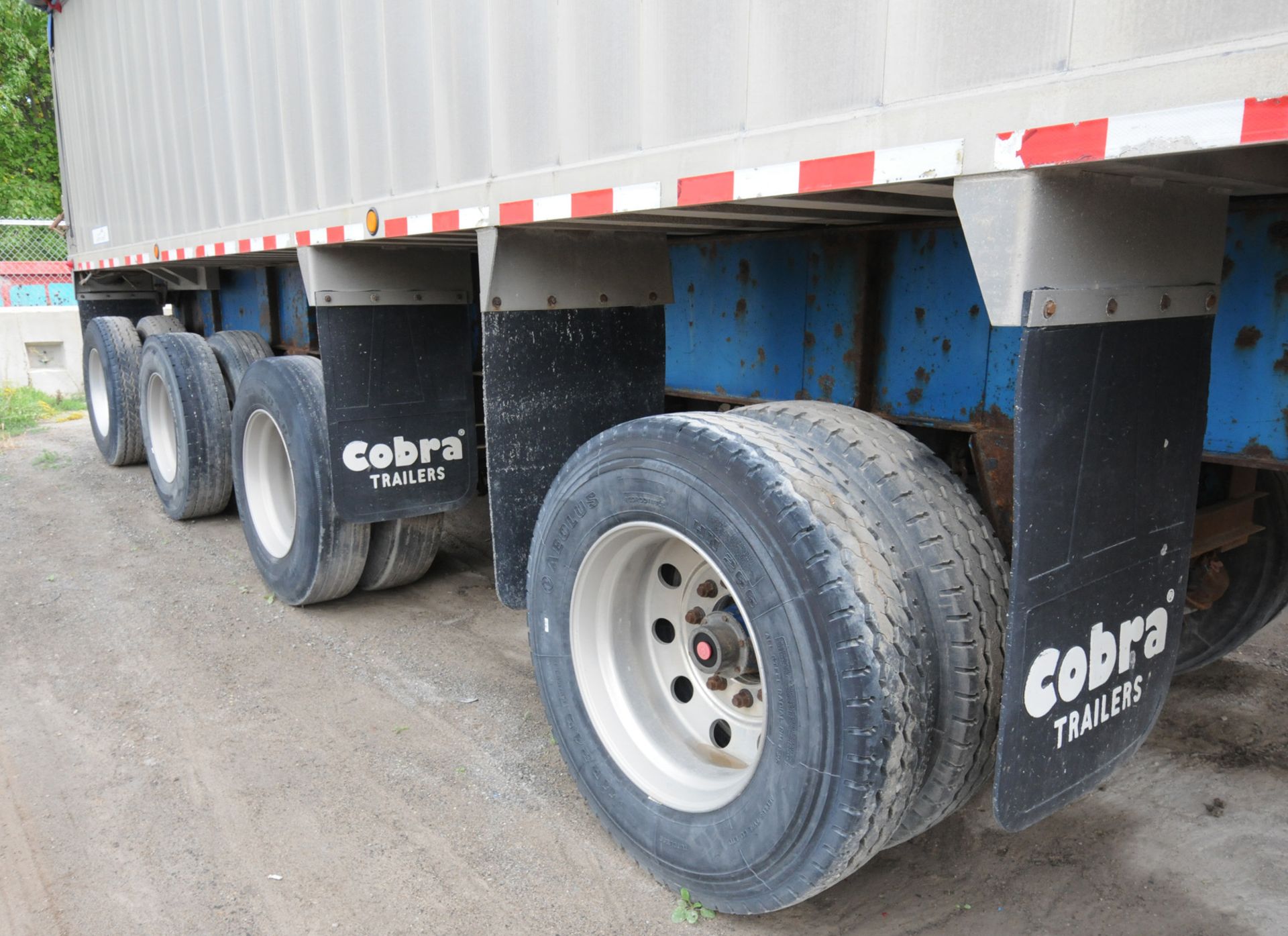 COBRA (2007) QUAD-AXLE ALUMINUM END DUMP BOX TRAILER WITH COMPOSITE FLOOR, 39-40 METRIC TON - Image 11 of 15