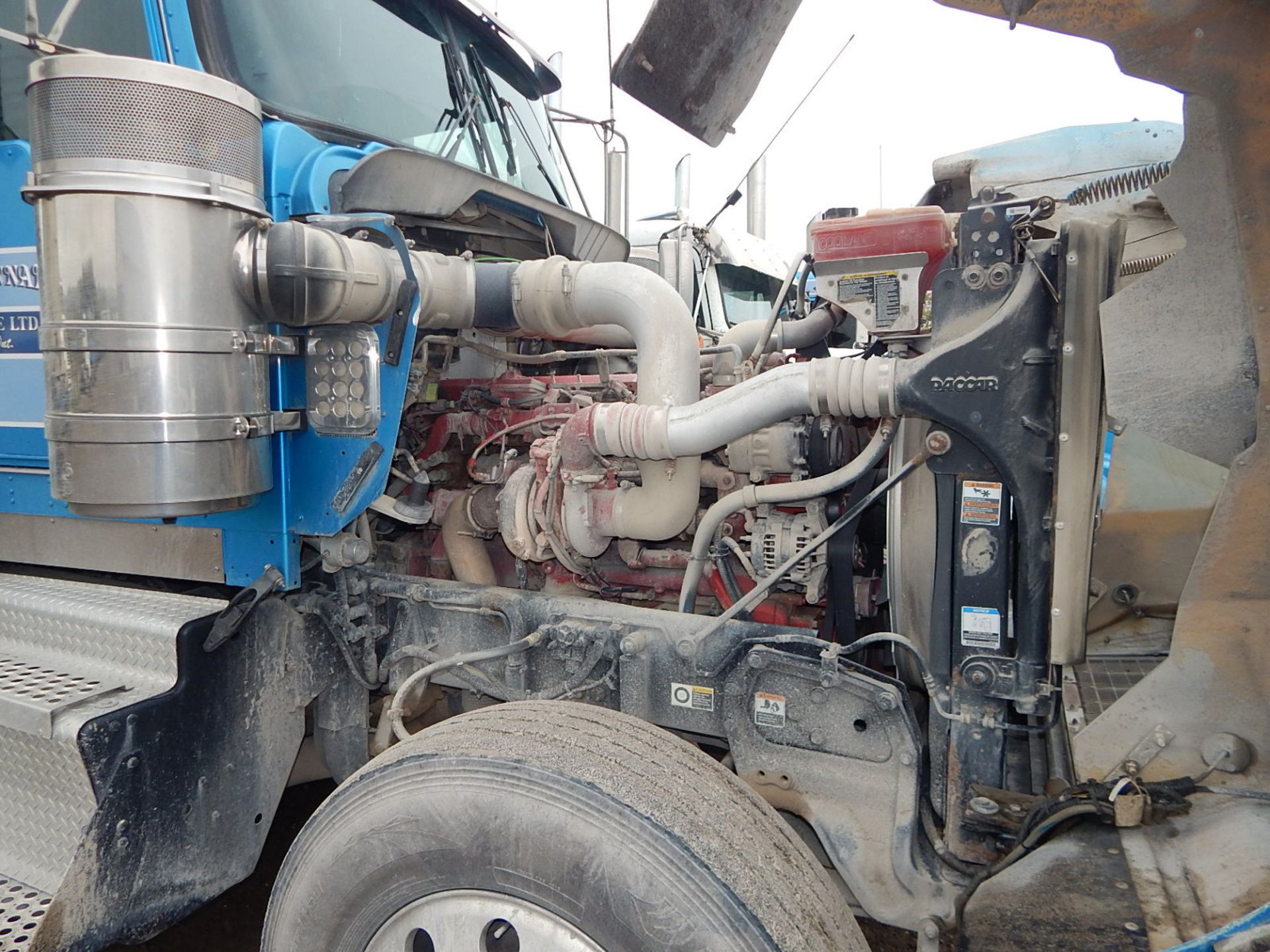 KENWORTH (2015) TRUCK WITH 500HP CUMMINS DIESEL ENGINE, 18 SPEED EATON FULLER TRANSMISSION, - Image 30 of 33