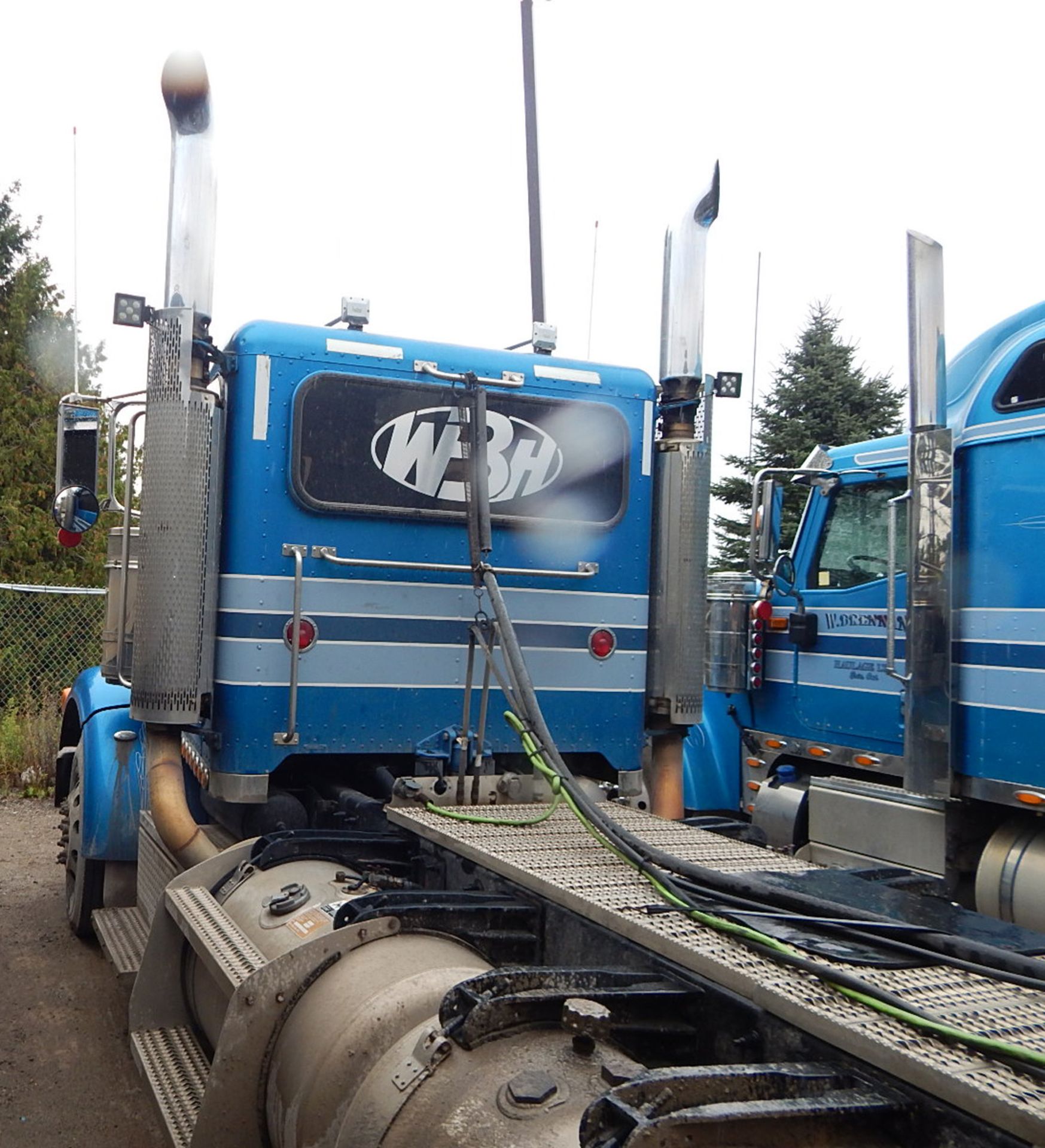 PETERBILT (2010) TRUCK WITH 500HP CUMMINS DIESEL ENGINE, 18 SPEED EATON FULLER TRANSMISSION, DAY - Image 6 of 31