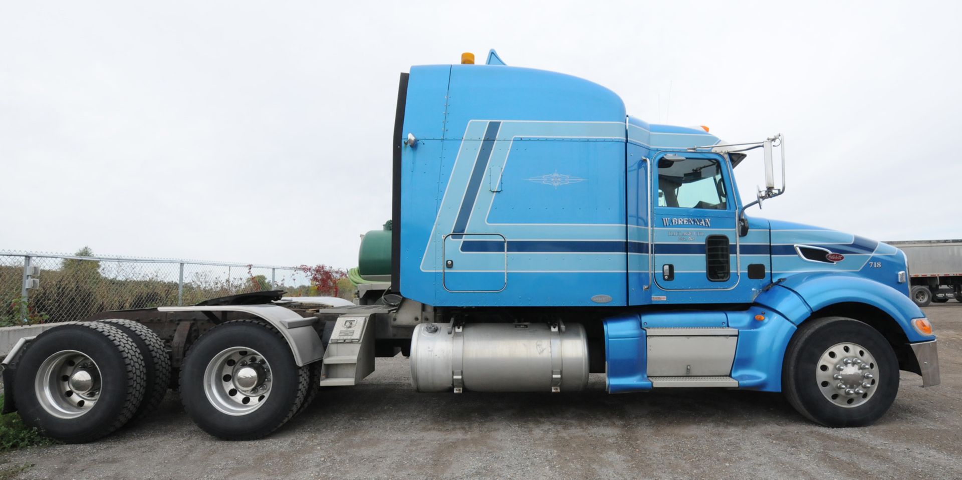 PETERBILT (2006) TRUCK WITH 475HP CAT C15 DIESEL ENGINE, 13 SPEED EATON FULLER TRANSMISSION, SLEEPER - Image 15 of 40