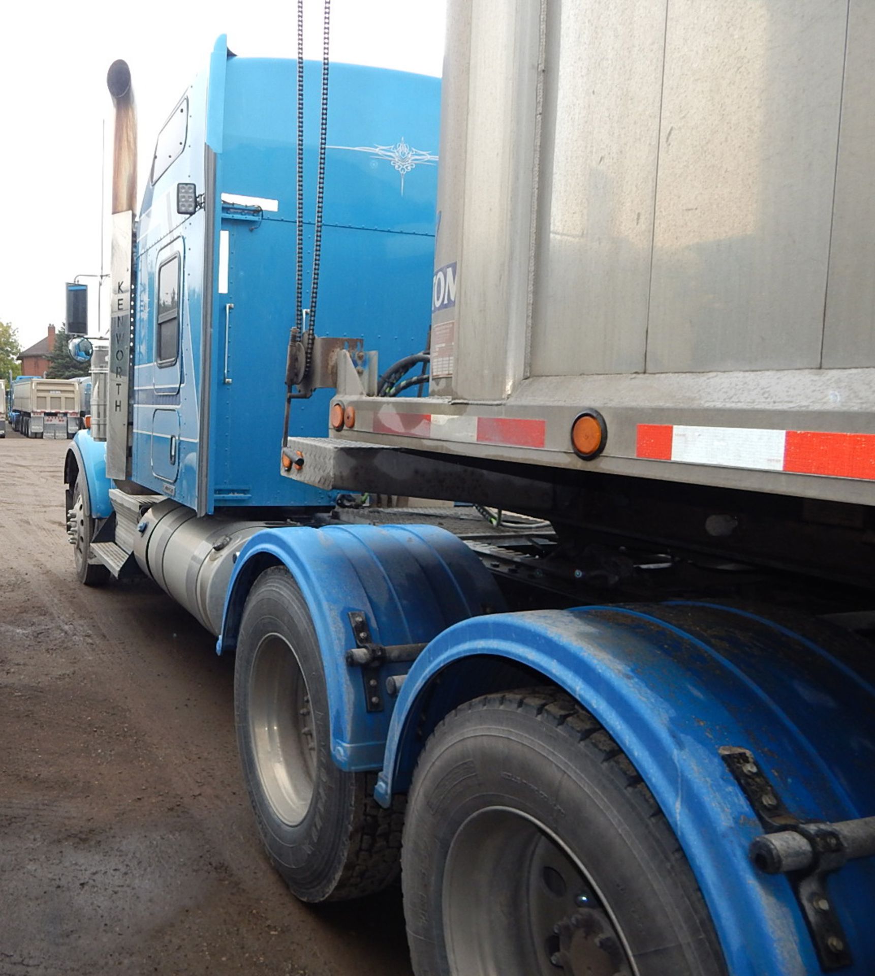 KENWORTH (2015) TRUCK WITH 500HP CUMMINS DIESEL ENGINE, 18 SPEED EATON FULLER TRANSMISSION, - Image 26 of 33