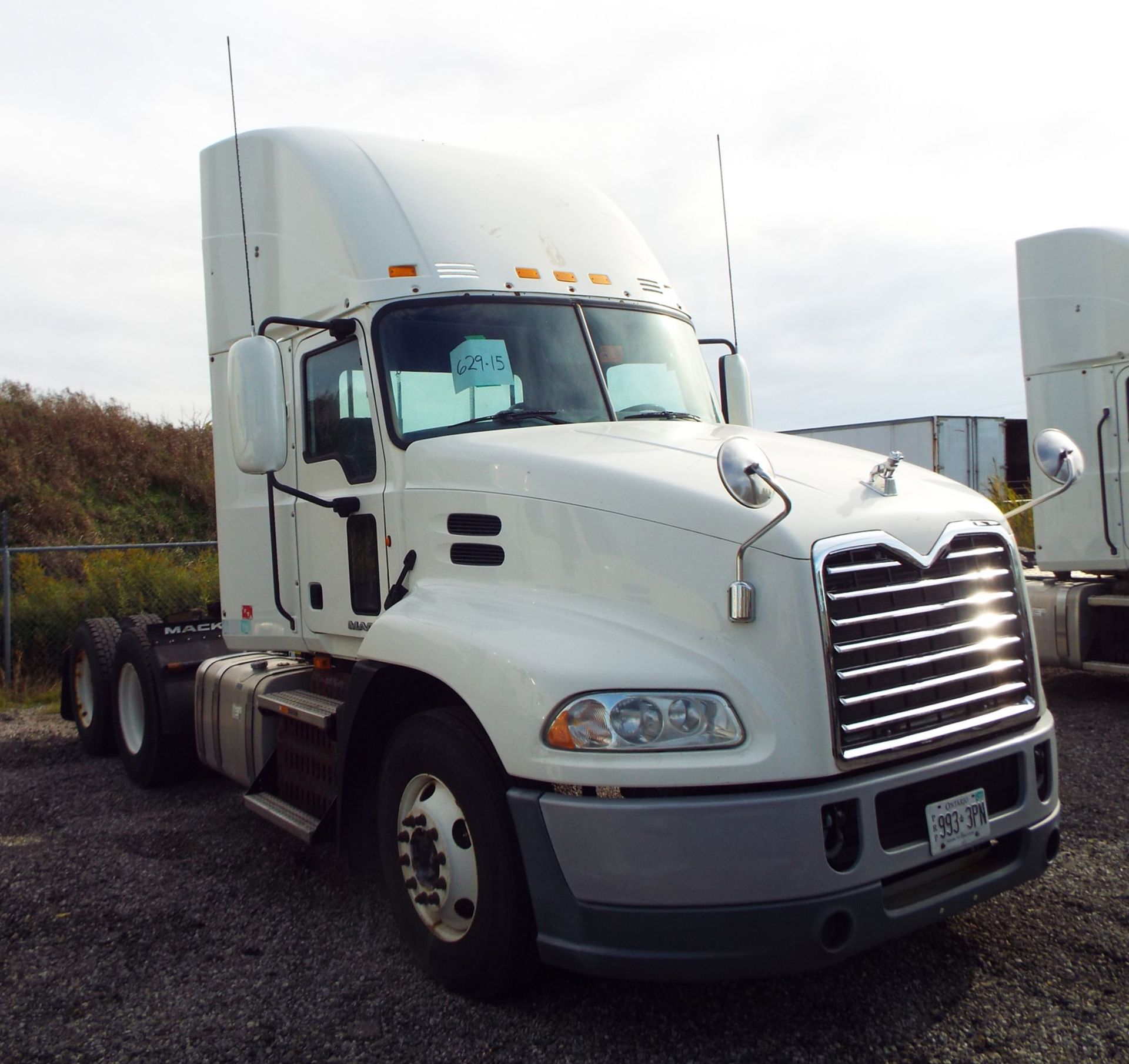 MACK (2015) CXU613 DAY CAB TRUCK WITH 405HP MP7 DIESEL ENGINE, 10 SPEED EATON FULLER TRANSMISSION, - Image 8 of 12