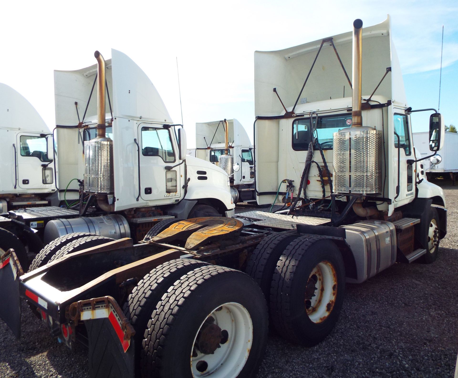 MACK (2015) CXU613 DAY CAB TRUCK WITH 405HP MP7 DIESEL ENGINE, 10 SPEED EATON FULLER TRANSMISSION, - Image 7 of 13