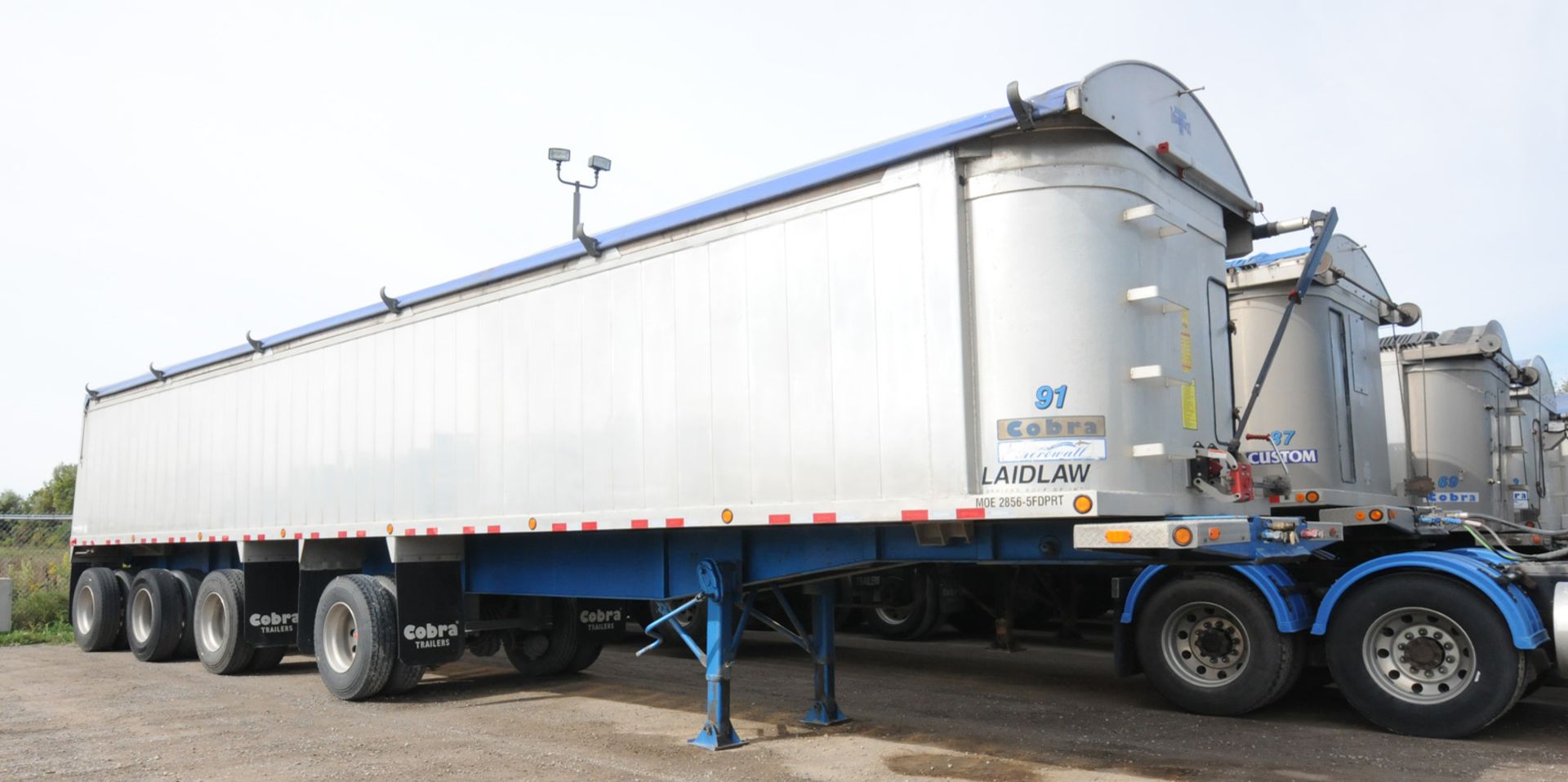 COBRA (2017) QUAD-AXLE ALUMINUM END DUMP BOX TRAILER WITH COMPOSITE FLOOR, 39-40 METRIC TON - Image 9 of 15