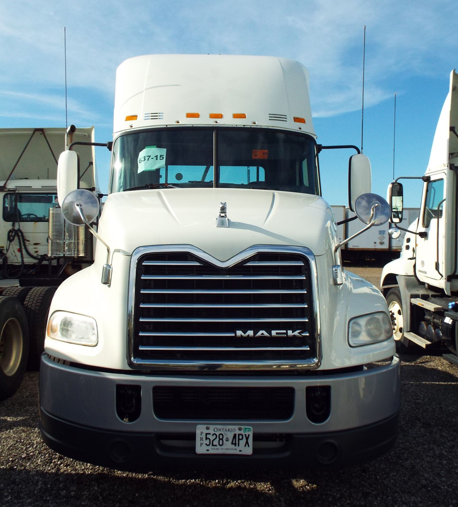 MACK (2015) CXU613 DAY CAB TRUCK WITH 405HP MP7 DIESEL ENGINE, 10 SPEED EATON FULLER TRANSMISSION,