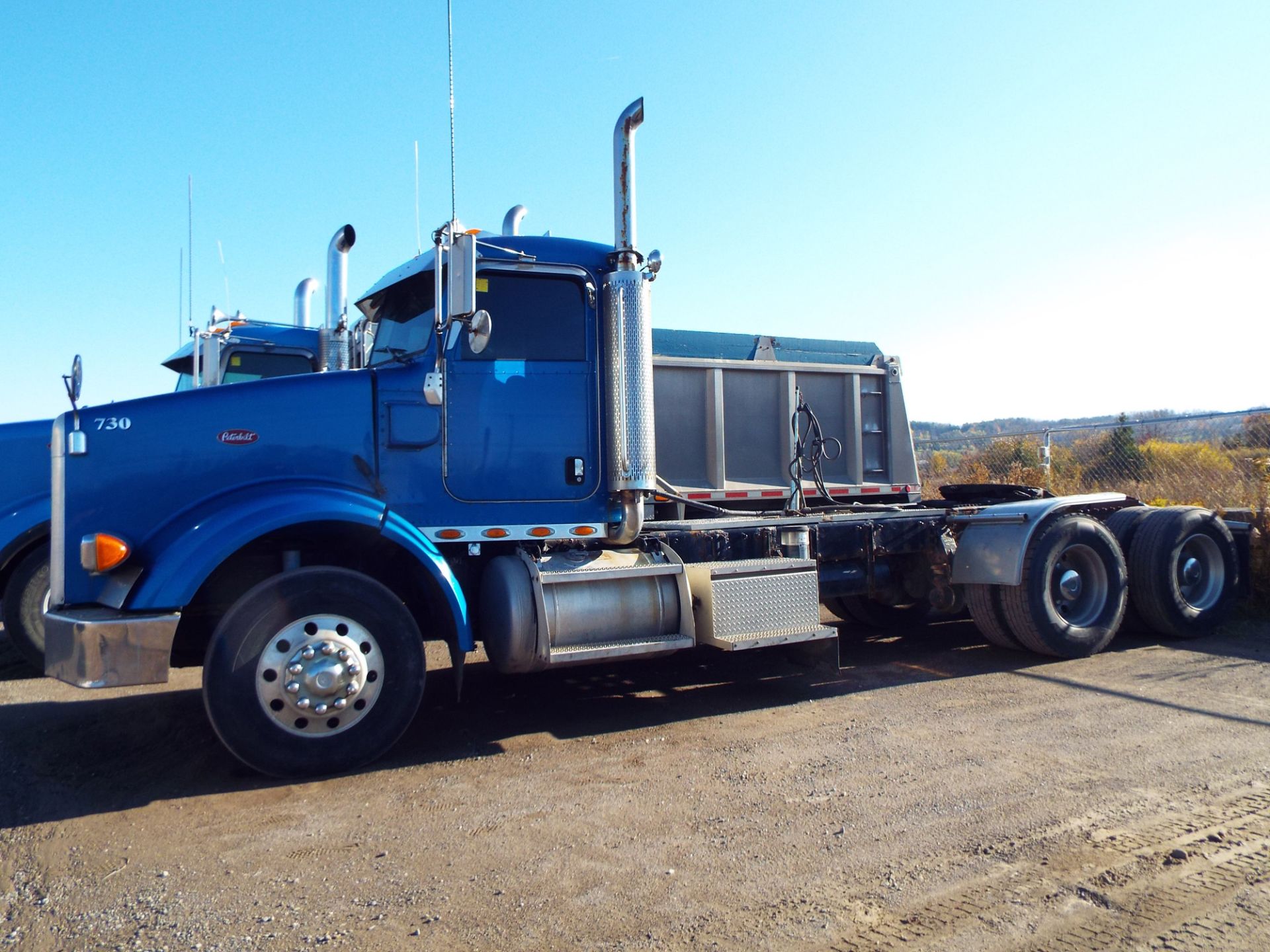 PETERBILT (2007) DAY CAB TRUCK WITH 475HP CAT DIESEL ENGINE, 18 SPEED EATON FULLER TRANSMISSION, - Image 2 of 17