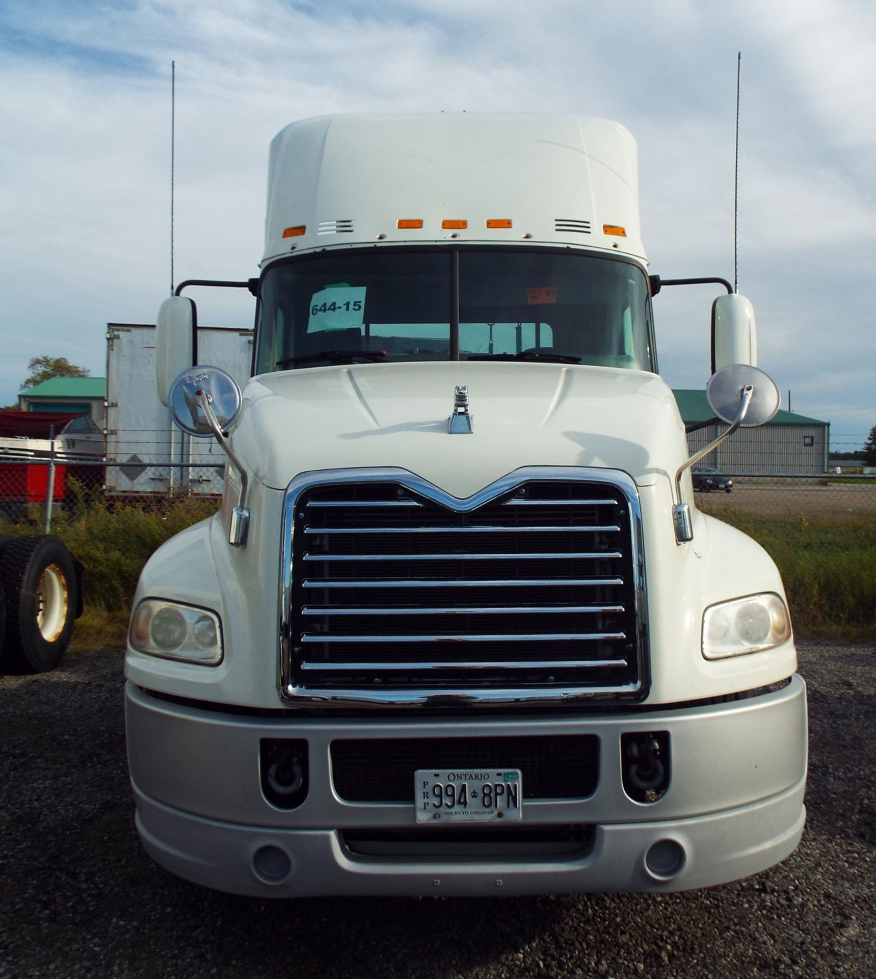 MACK (2015) CXU613 DAY CAB TRUCK WITH 405HP MP7 DIESEL ENGINE, 10 SPEED EATON FULLER TRANSMISSION,