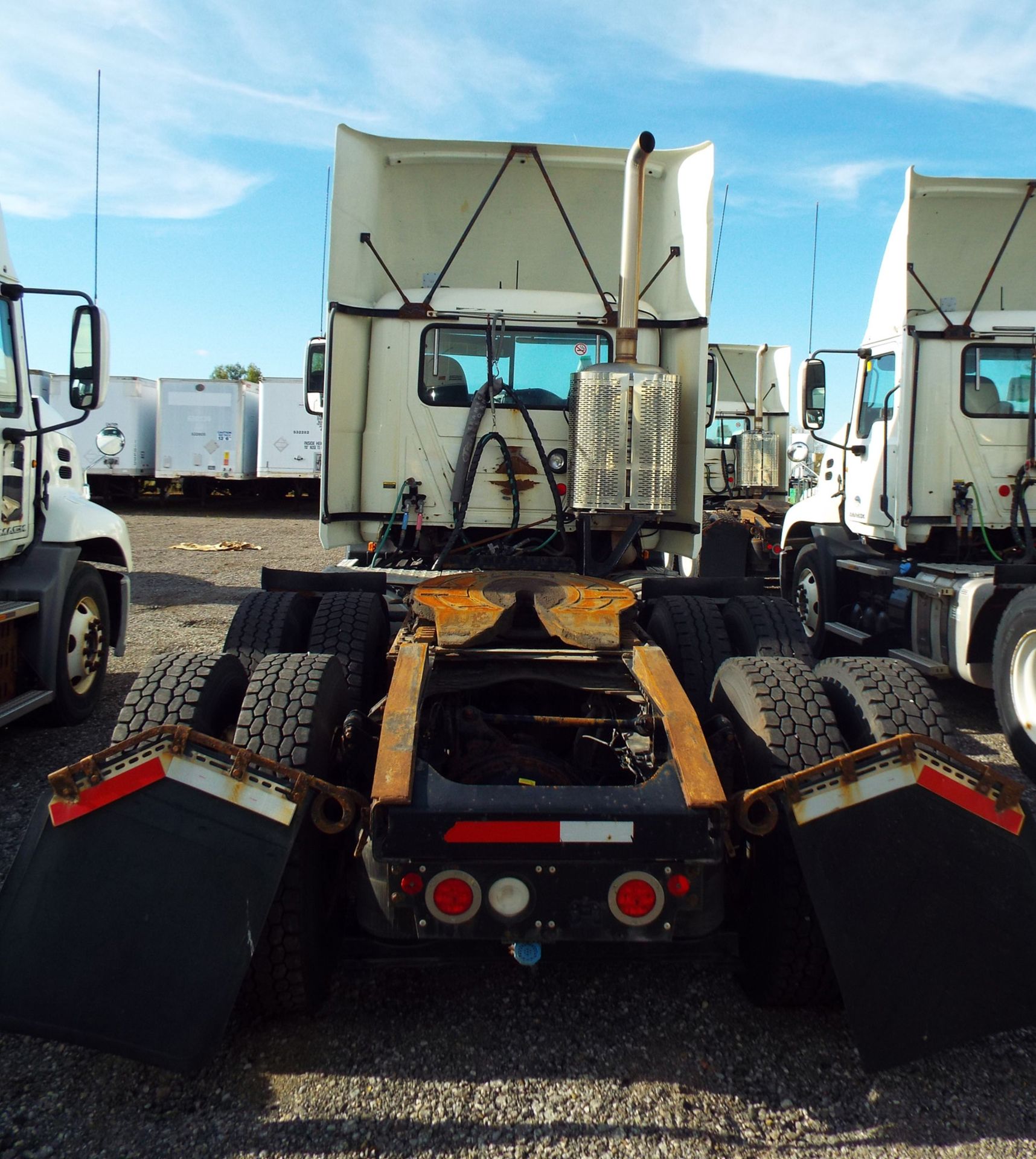 MACK (2015) CXU613 DAY CAB TRUCK WITH 405HP MP7 DIESEL ENGINE, 10 SPEED EATON FULLER TRANSMISSION, - Image 4 of 13