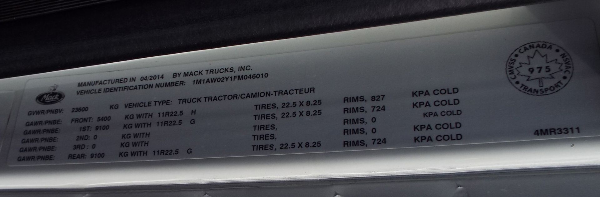 MACK (2015) CXU613 DAY CAB TRUCK WITH 405HP MP7 DIESEL ENGINE, 10 SPEED EATON FULLER TRANSMISSION, - Image 11 of 12