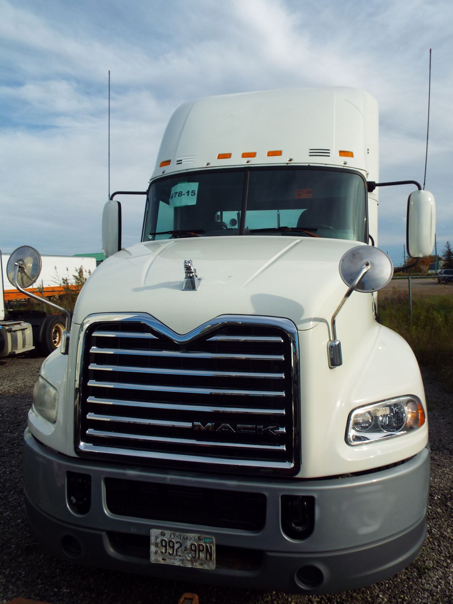 MACK (2015) CXU613 DAY CAB TRUCK WITH 445HP MP8 DIESEL ENGINE, 13 SPEED EATON FULLER TRANSMISSION,