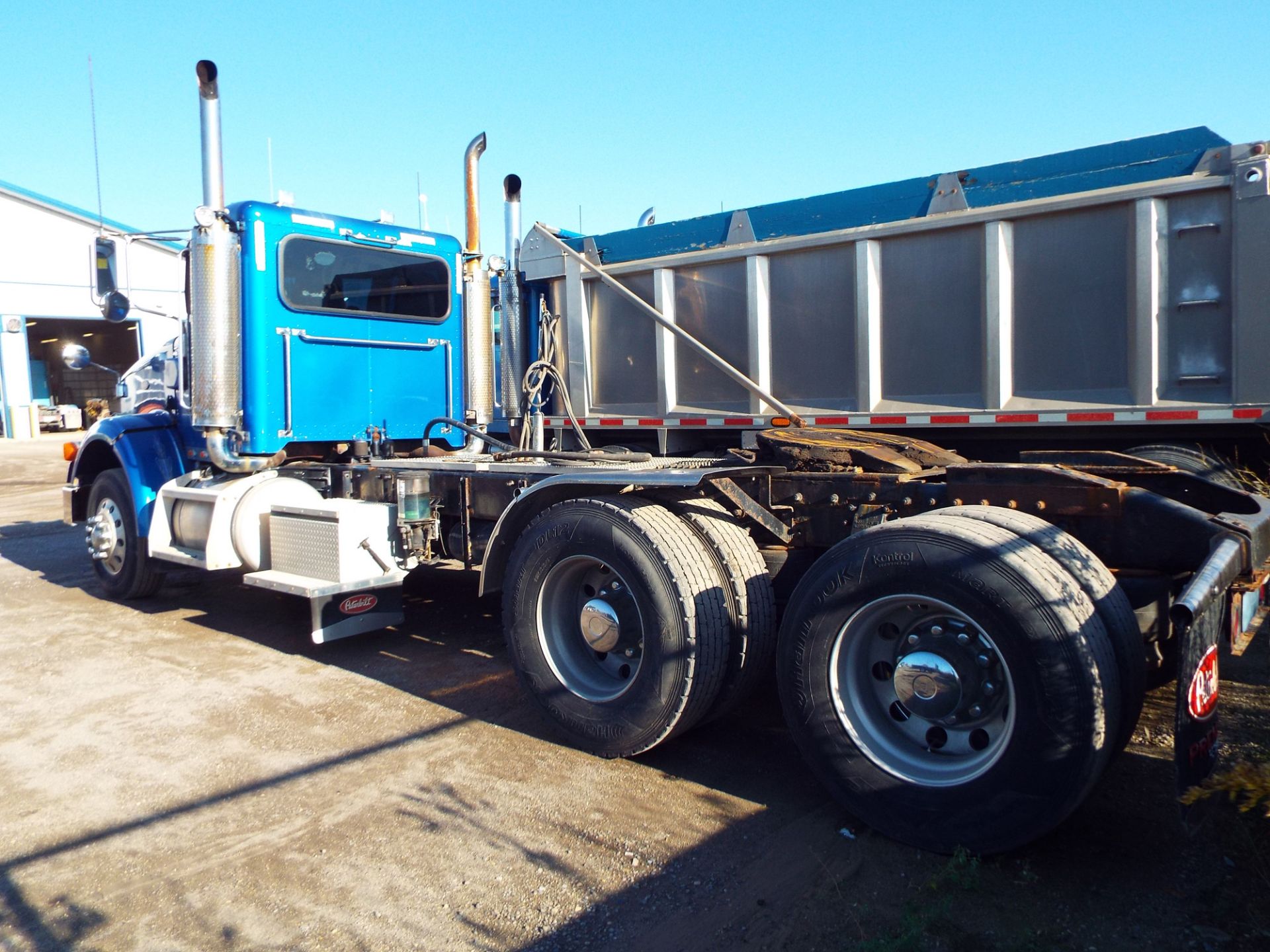 PETERBILT (2007) DAY CAB TRUCK WITH 475HP CAT DIESEL ENGINE, 18 SPEED EATON FULLER TRANSMISSION, - Image 3 of 17