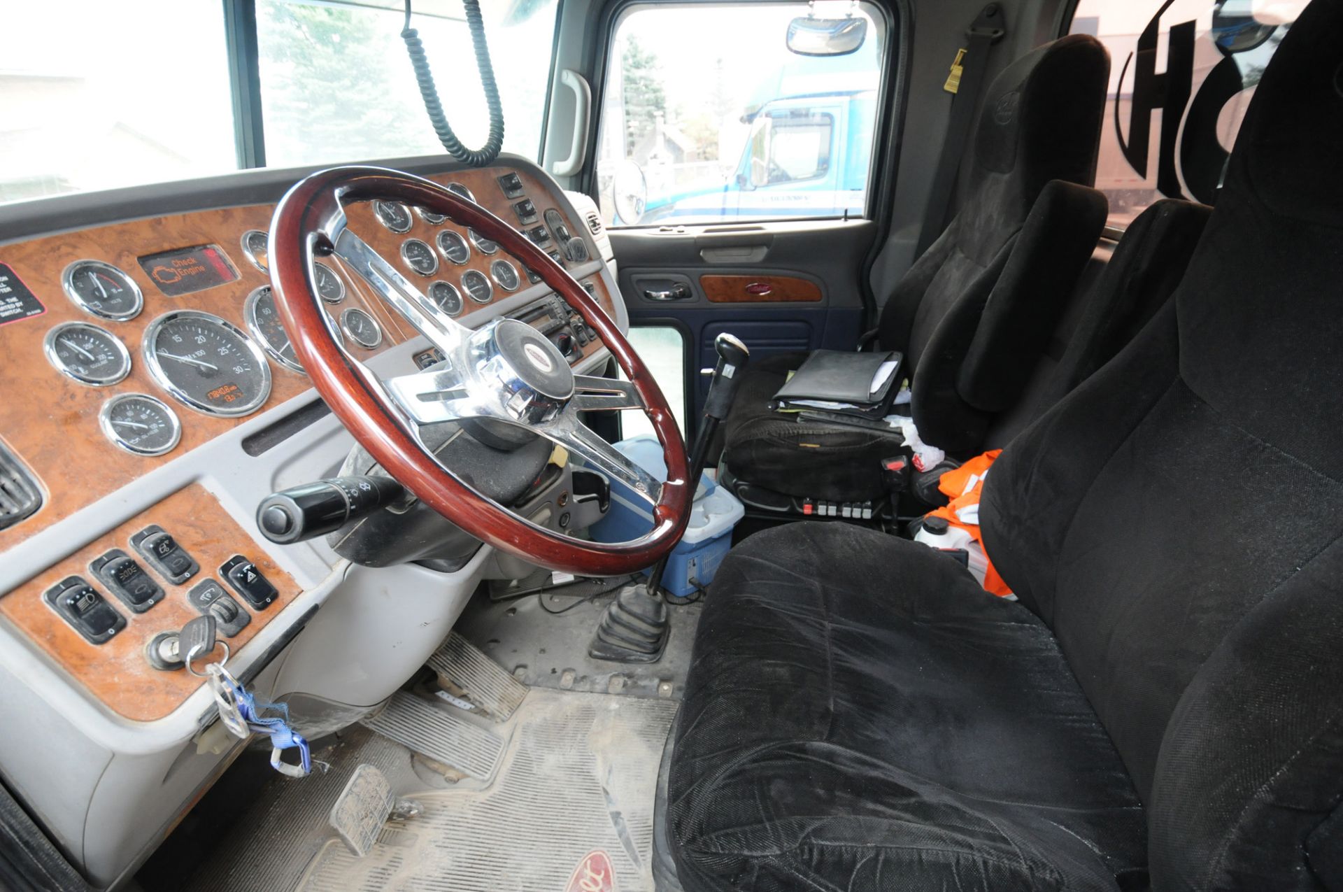 PETERBILT (2010) TRUCK WITH 500HP CUMMINS DIESEL ENGINE, 18 SPEED EATON FULLER TRANSMISSION, DAY - Image 17 of 31