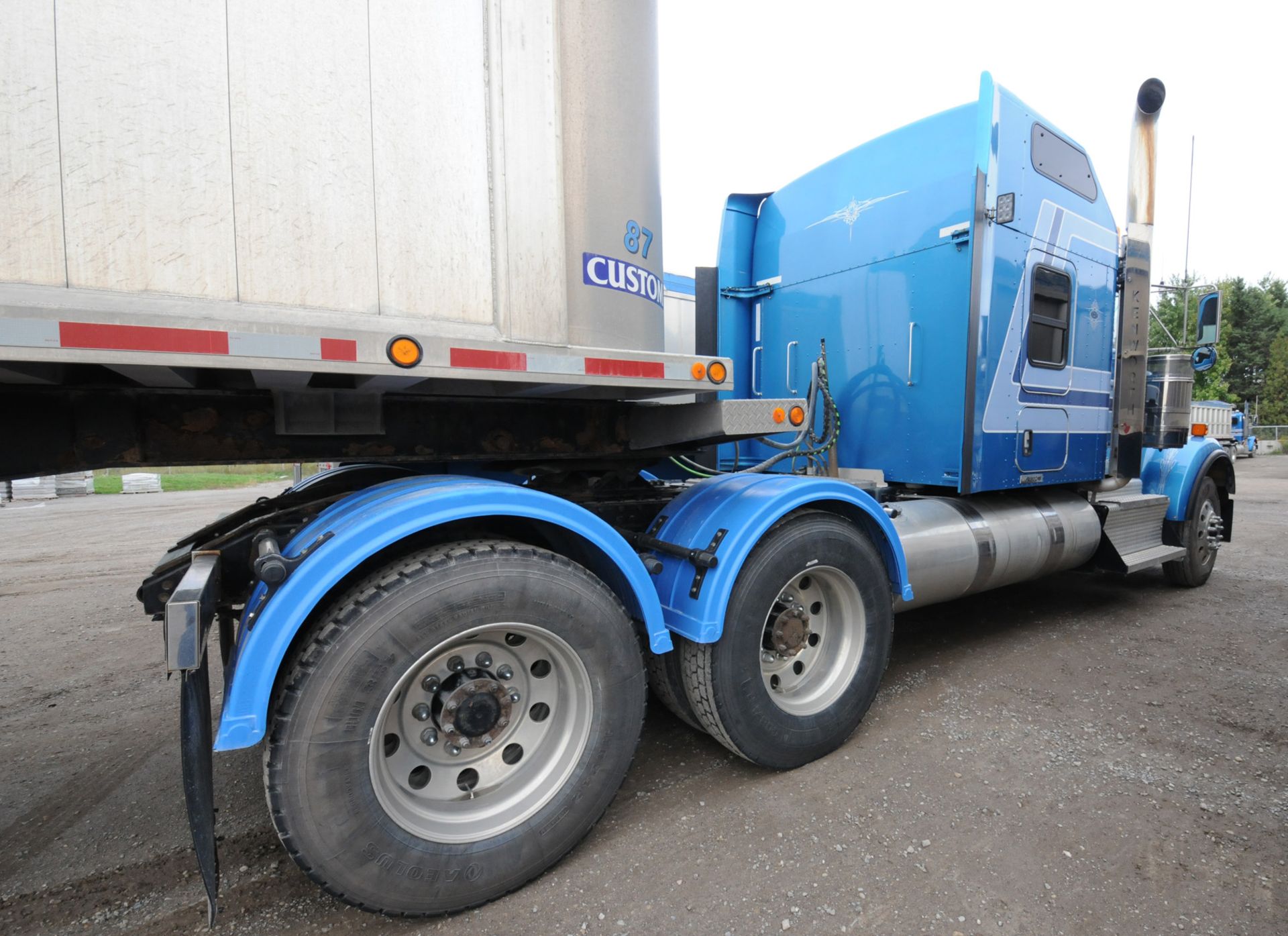 KENWORTH (2015) TRUCK WITH 500HP CUMMINS DIESEL ENGINE, 18 SPEED EATON FULLER TRANSMISSION, - Image 9 of 33