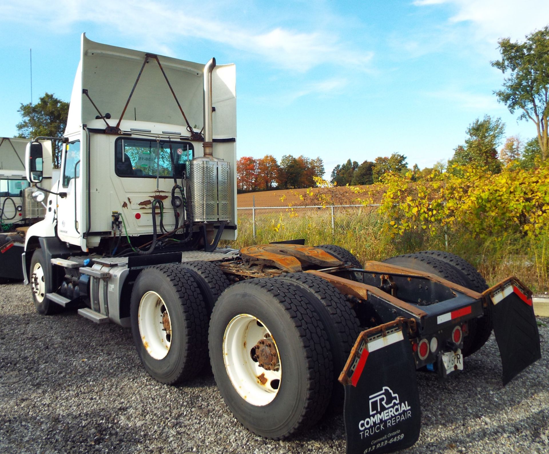 MACK (2015) CXU613 DAY CAB TRUCK WITH 405HP MP7 DIESEL ENGINE, 10 SPEED EATON FULLER TRANSMISSION, - Image 3 of 13