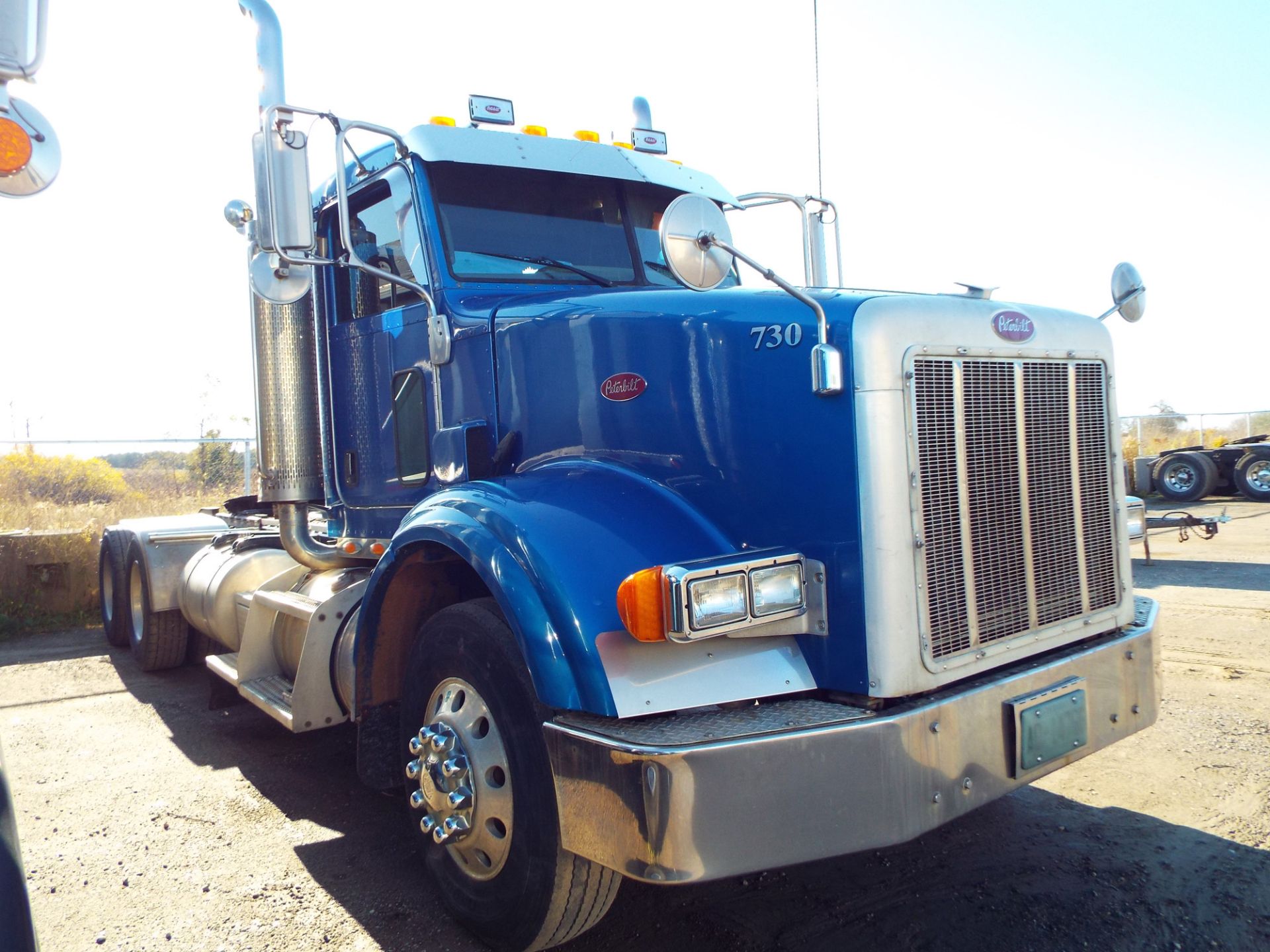 PETERBILT (2007) DAY CAB TRUCK WITH 475HP CAT DIESEL ENGINE, 18 SPEED EATON FULLER TRANSMISSION, - Image 10 of 17