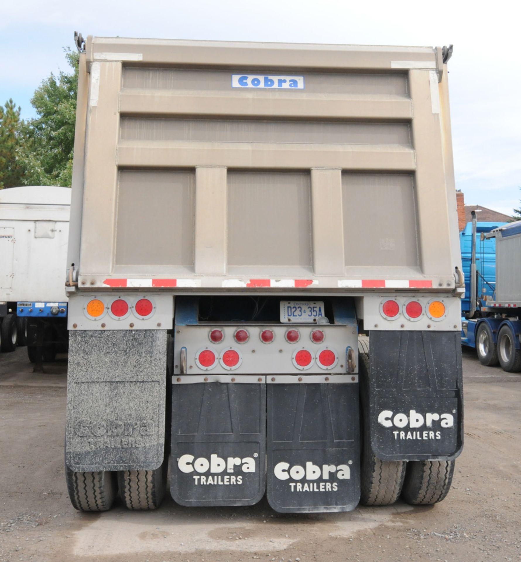 COBRA (2007) QUAD-AXLE ALUMINUM END DUMP BOX TRAILER WITH COMPOSITE FLOOR, 39-40 METRIC TON - Image 5 of 15