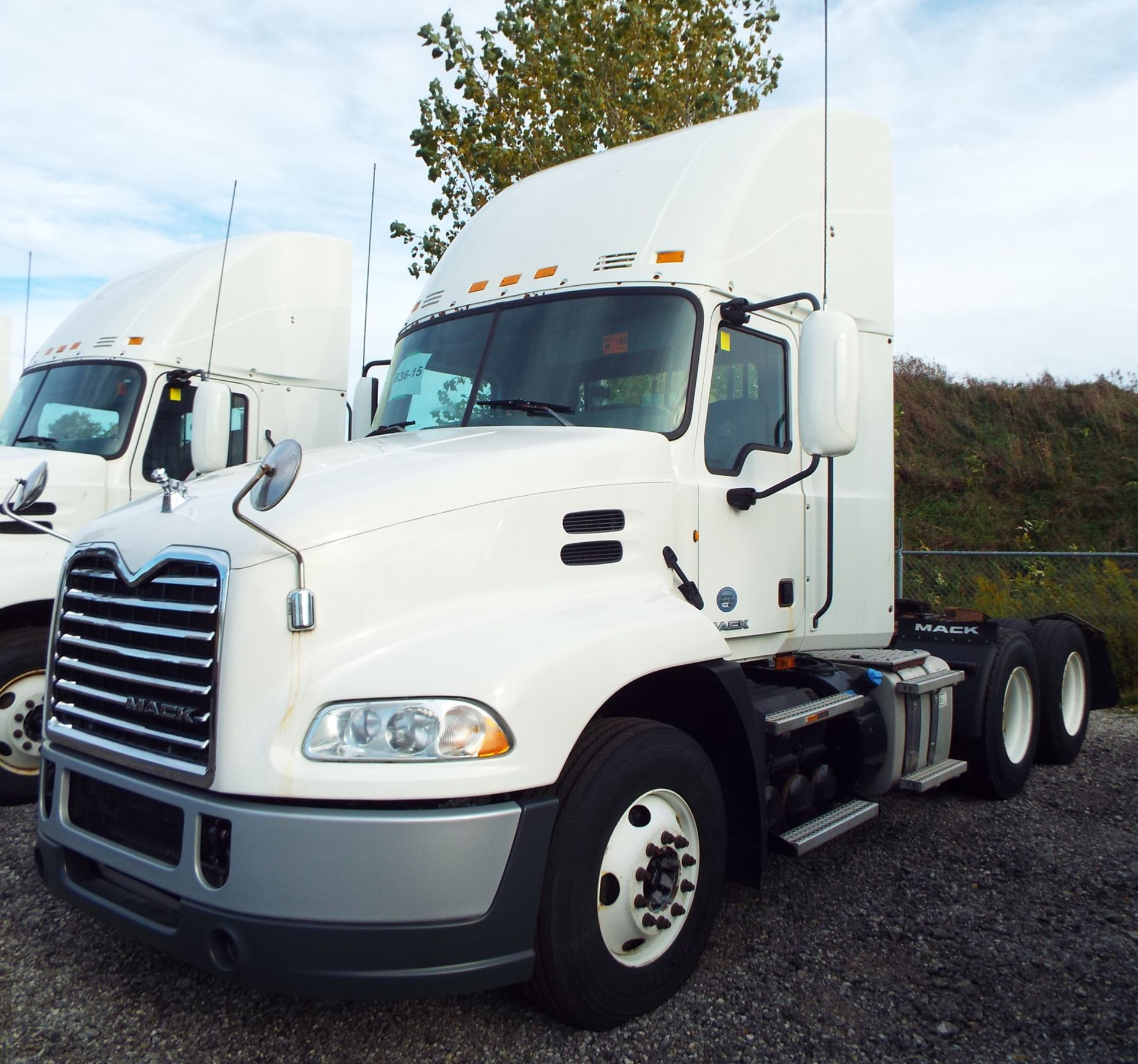 MACK (2015) CXU613 DAY CAB TRUCK WITH 405HP MP7 DIESEL ENGINE, 10 SPEED EATON FULLER TRANSMISSION, - Image 2 of 13