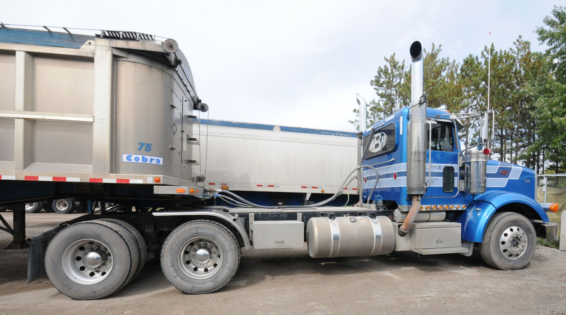 PETERBILT (2010) TRUCK WITH 500HP CUMMINS DIESEL ENGINE, 18 SPEED EATON FULLER TRANSMISSION, DAY - Image 9 of 31