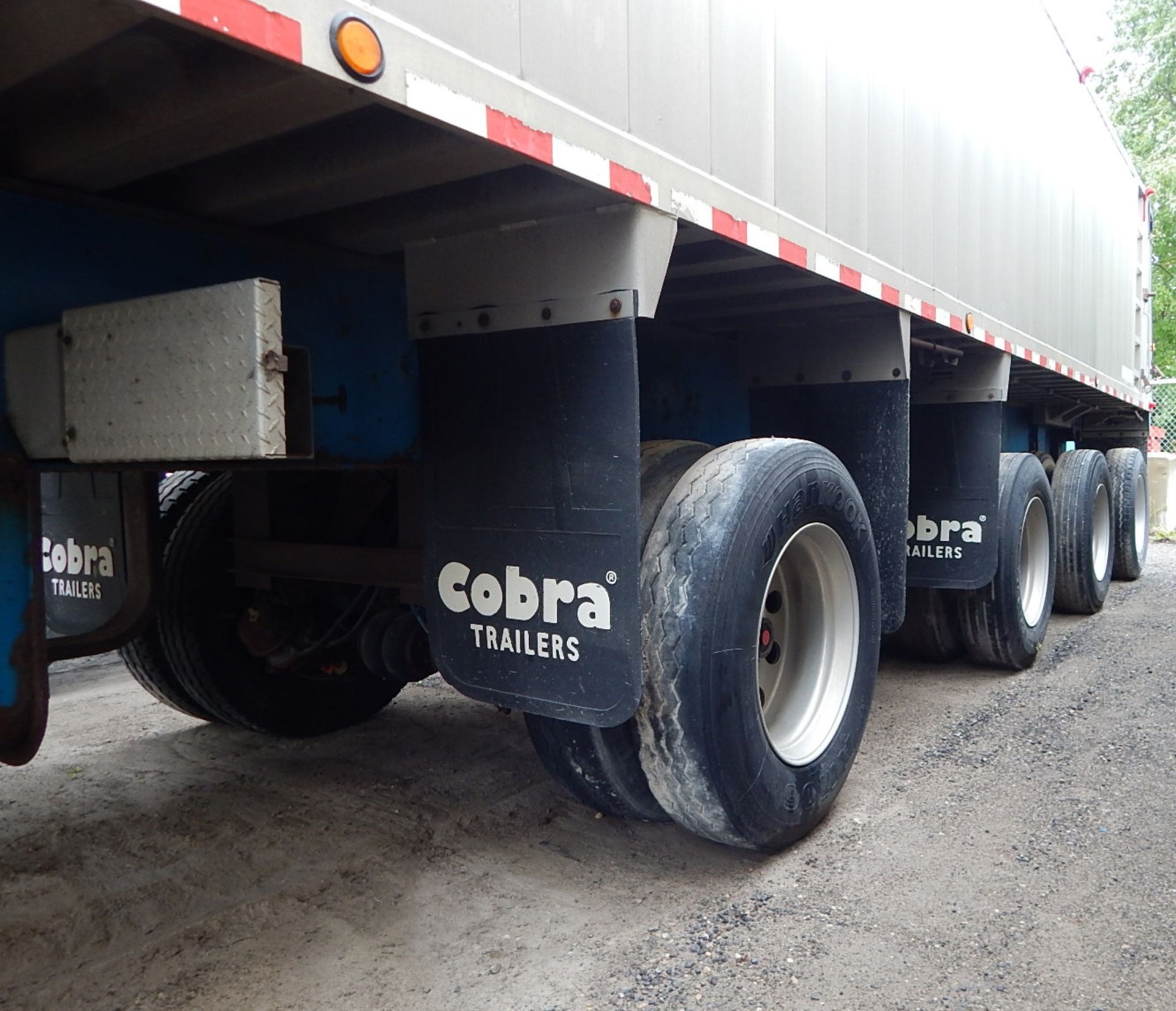 COBRA (2007) QUAD-AXLE ALUMINUM END DUMP BOX TRAILER WITH COMPOSITE FLOOR, 39-40 METRIC TON - Image 10 of 15