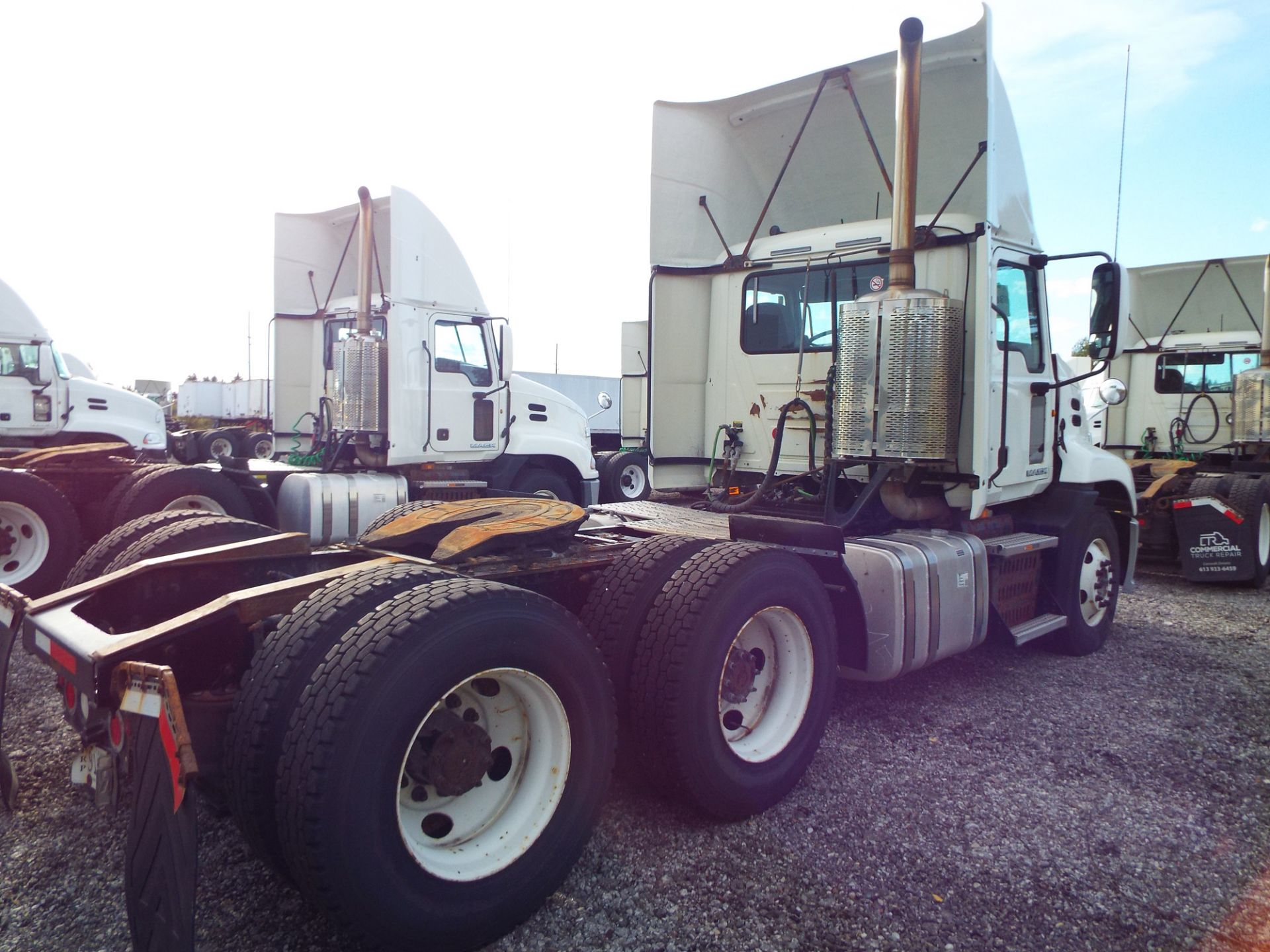 MACK (2015) CXU613 DAY CAB TRUCK WITH 405HP MP7 DIESEL ENGINE, 10 SPEED EATON FULLER TRANSMISSION, - Image 7 of 13