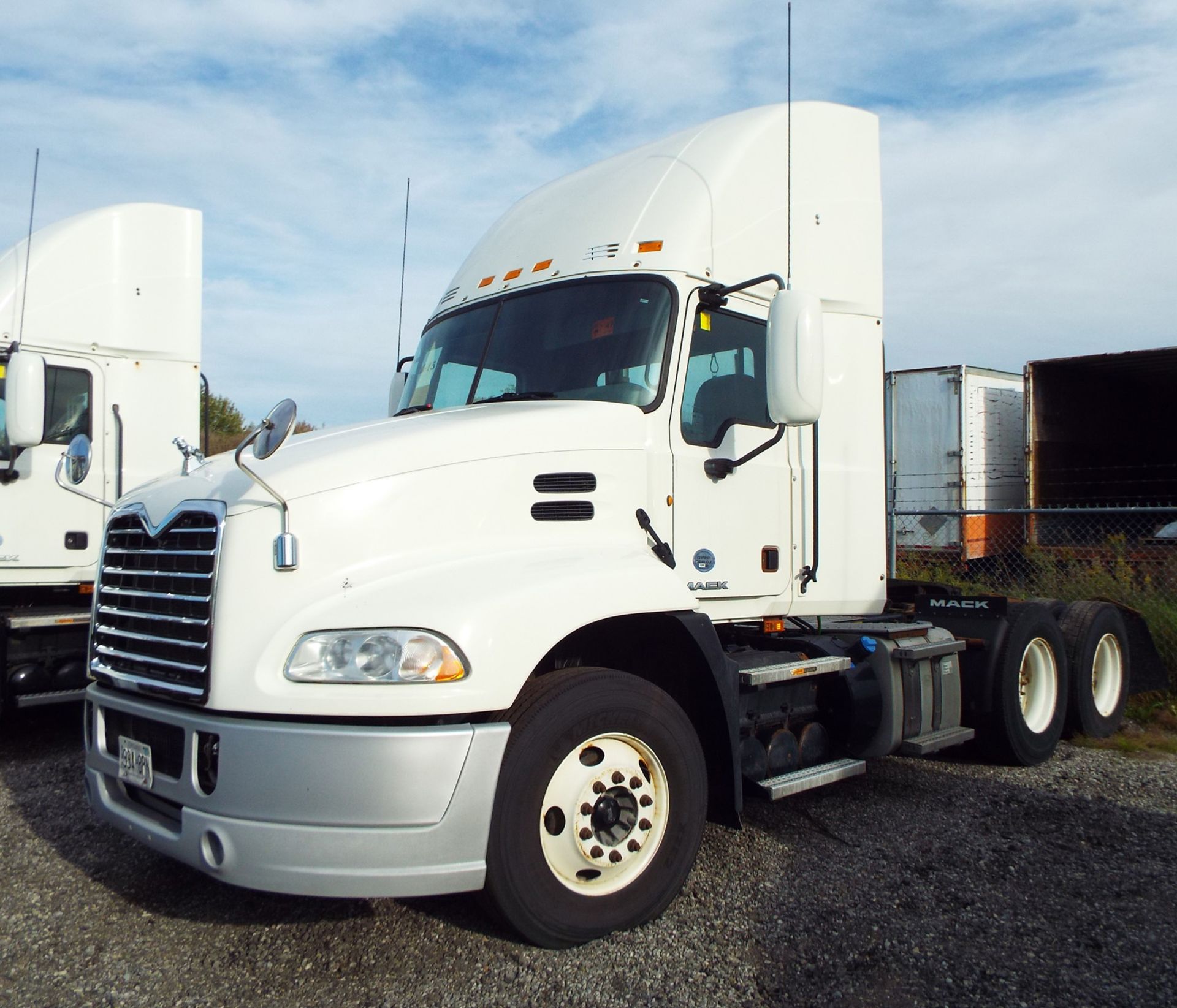 MACK (2015) CXU613 DAY CAB TRUCK WITH 405HP MP7 DIESEL ENGINE, 10 SPEED EATON FULLER TRANSMISSION, - Image 2 of 12