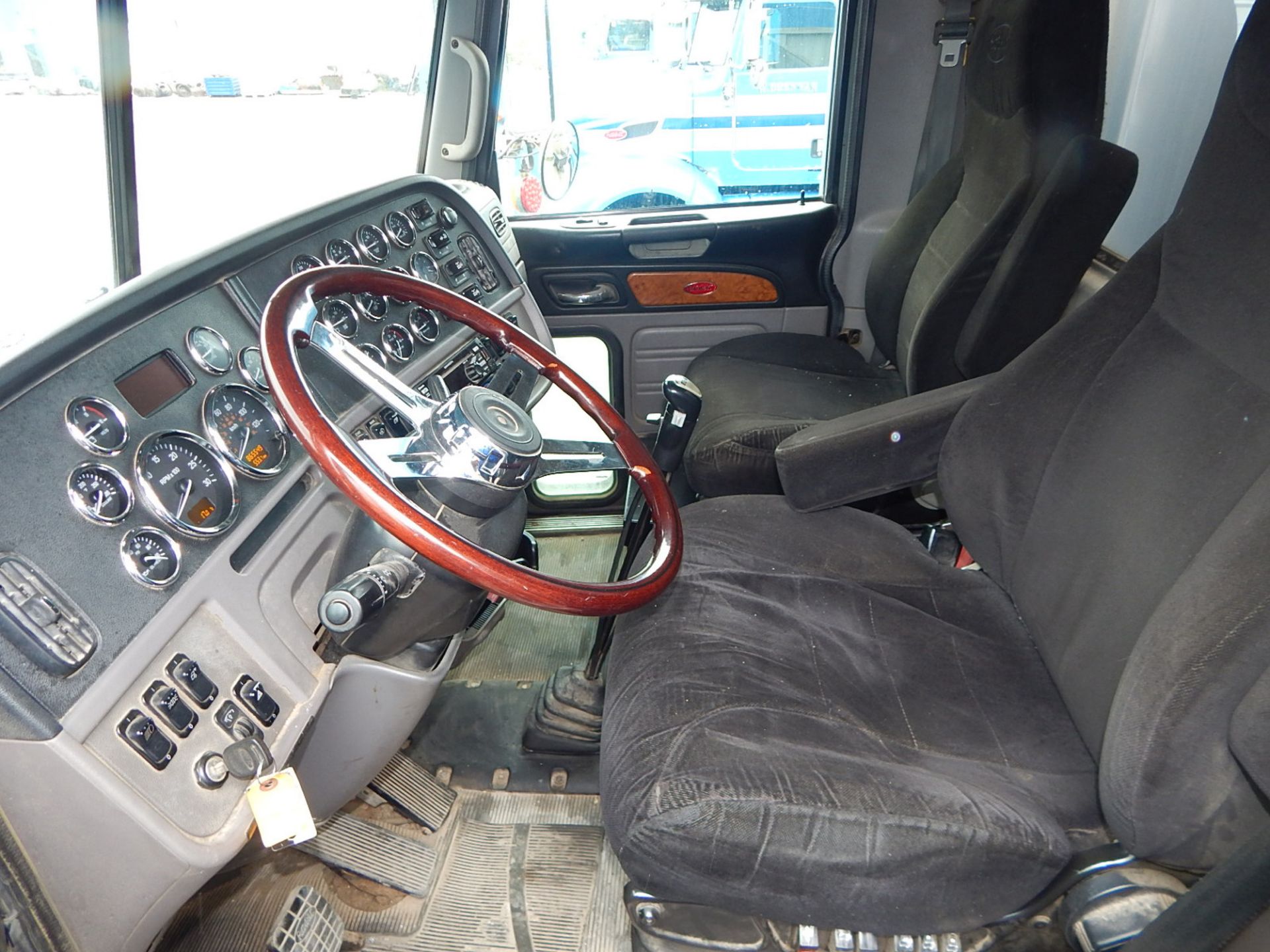 PETERBILT (2010) TRI-AXLE DUMP TRUCK WITH 500HP CUMMINS DIESEL ENGINE, 18 SPEED EATON FULLER - Image 14 of 32