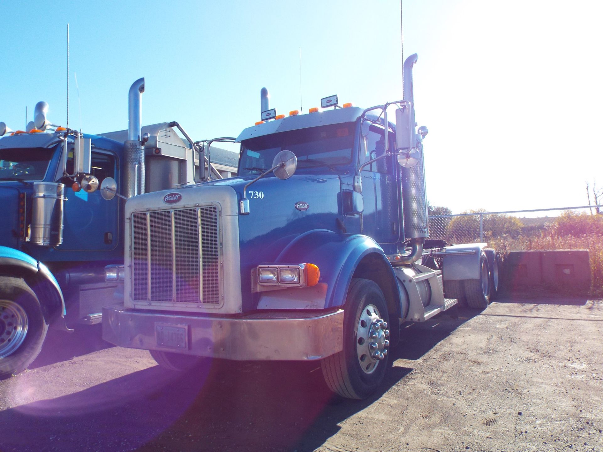 PETERBILT (2007) DAY CAB TRUCK WITH 475HP CAT DIESEL ENGINE, 18 SPEED EATON FULLER TRANSMISSION,