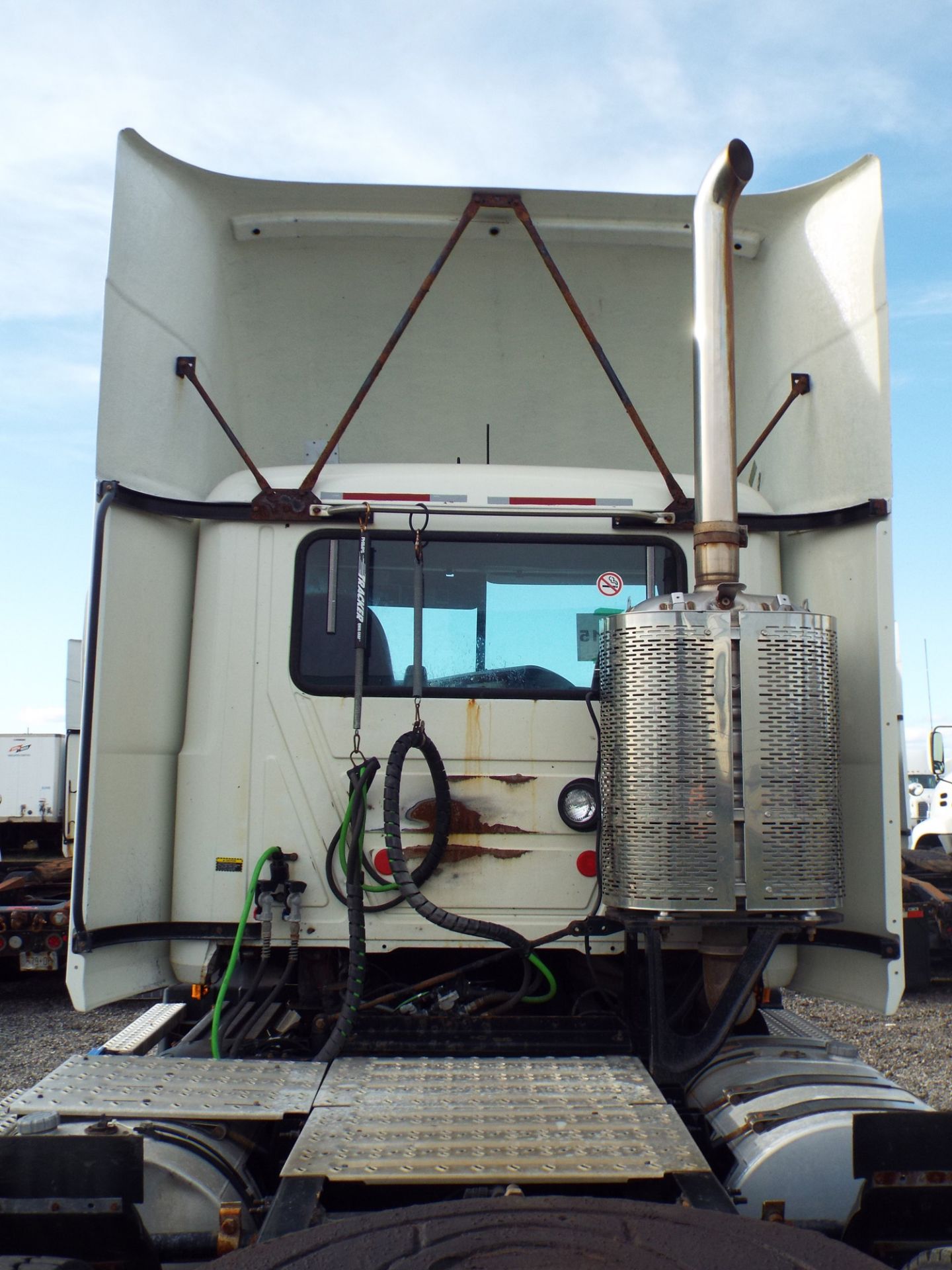 MACK (2015) CXU613 DAY CAB TRUCK WITH 405HP MP7 DIESEL ENGINE, 10 SPEED EATON FULLER TRANSMISSION, - Image 6 of 12