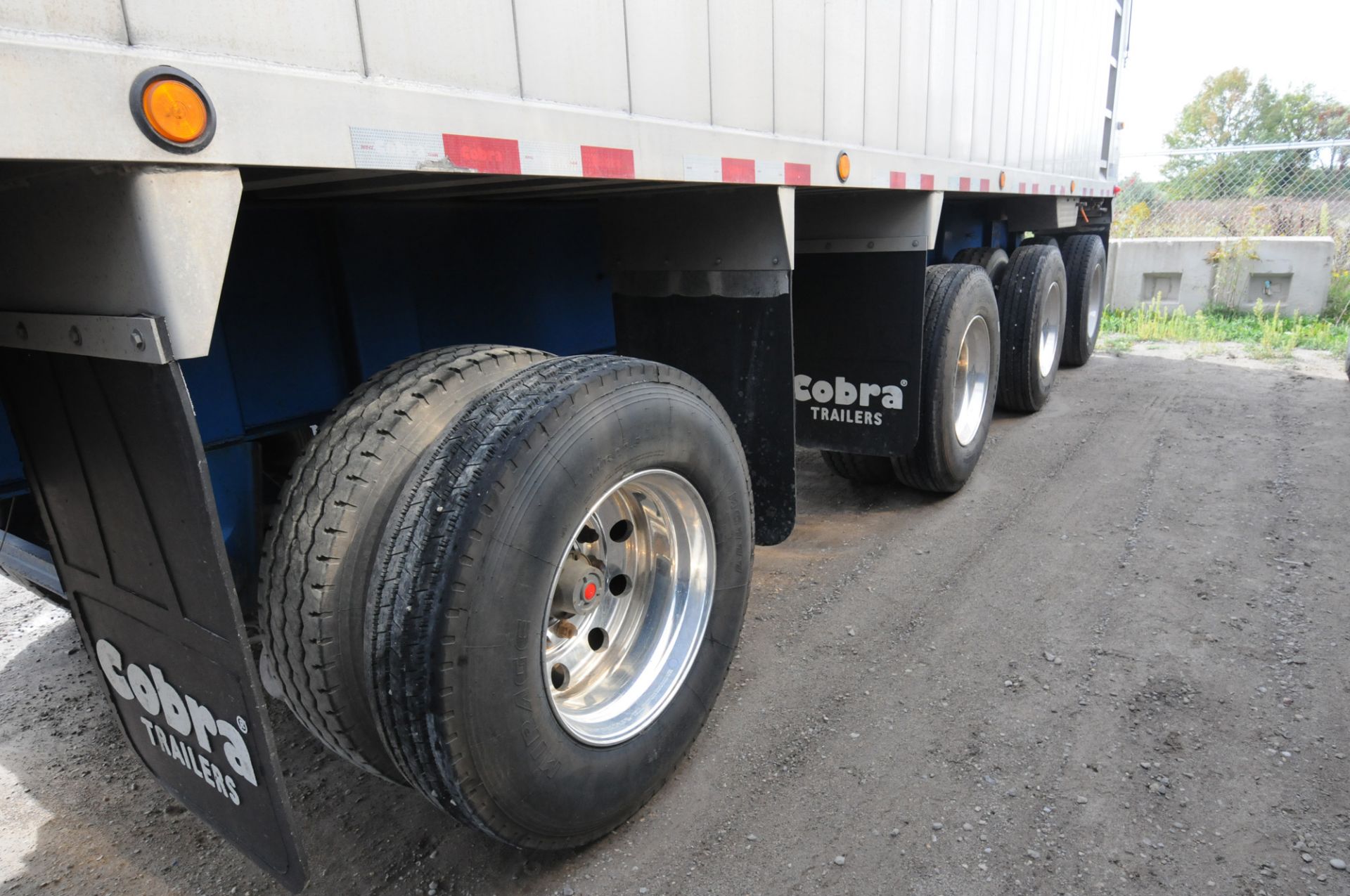 COBRA (2017) QUAD-AXLE ALUMINUM END DUMP BOX TRAILER WITH COMPOSITE FLOOR, 39-40 METRIC TON - Image 13 of 15