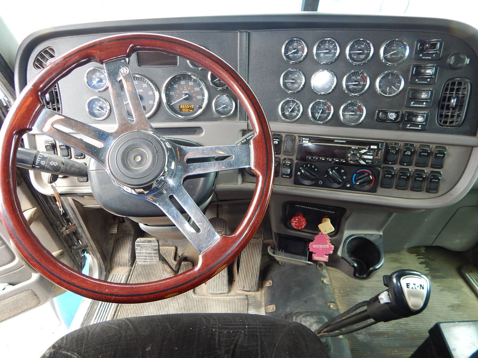 PETERBILT (2010) TRI-AXLE DUMP TRUCK WITH 500HP CUMMINS DIESEL ENGINE, 18 SPEED EATON FULLER - Image 22 of 32