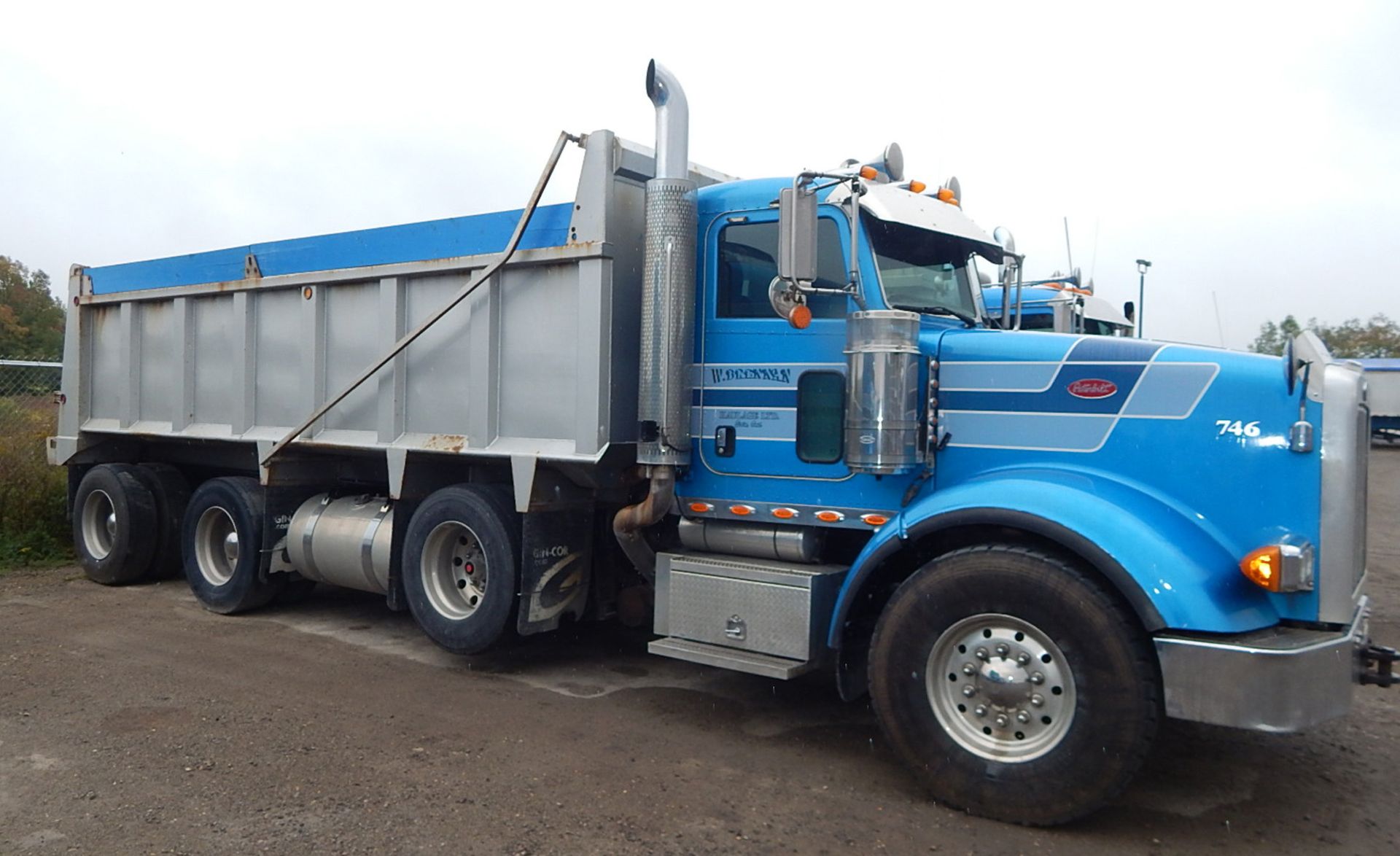 PETERBILT (2010) TRI-AXLE DUMP TRUCK WITH 500HP CUMMINS DIESEL ENGINE, 18 SPEED EATON FULLER - Image 24 of 32