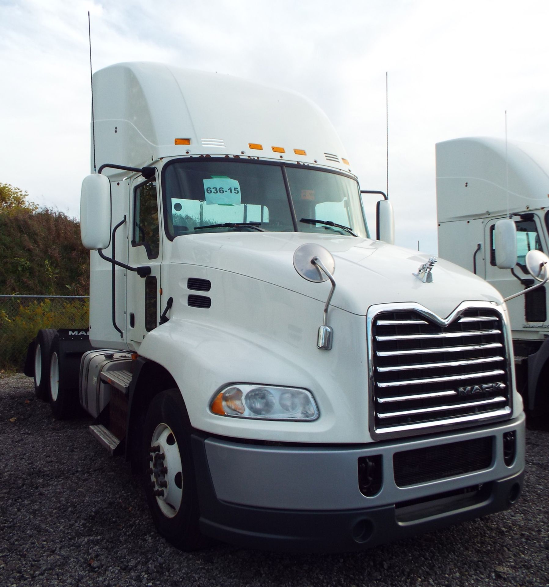 MACK (2015) CXU613 DAY CAB TRUCK WITH 405HP MP7 DIESEL ENGINE, 10 SPEED EATON FULLER TRANSMISSION, - Image 8 of 13