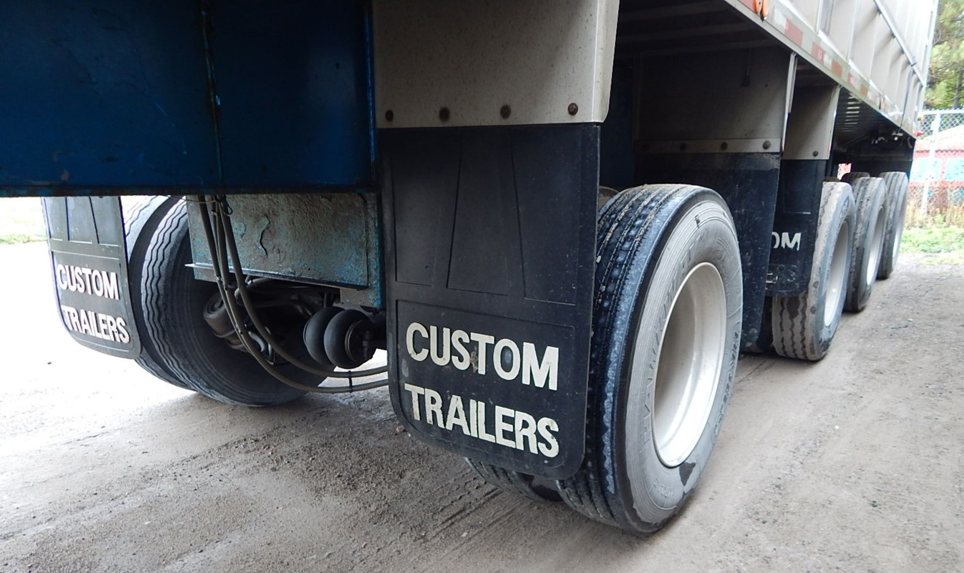 CUSTOM (2006) QUAD-AXLE ALUMINUM END DUMP BOX TRAILER WITH COMPOSITE FLOOR, 39-40 METRIC TON - Image 10 of 15