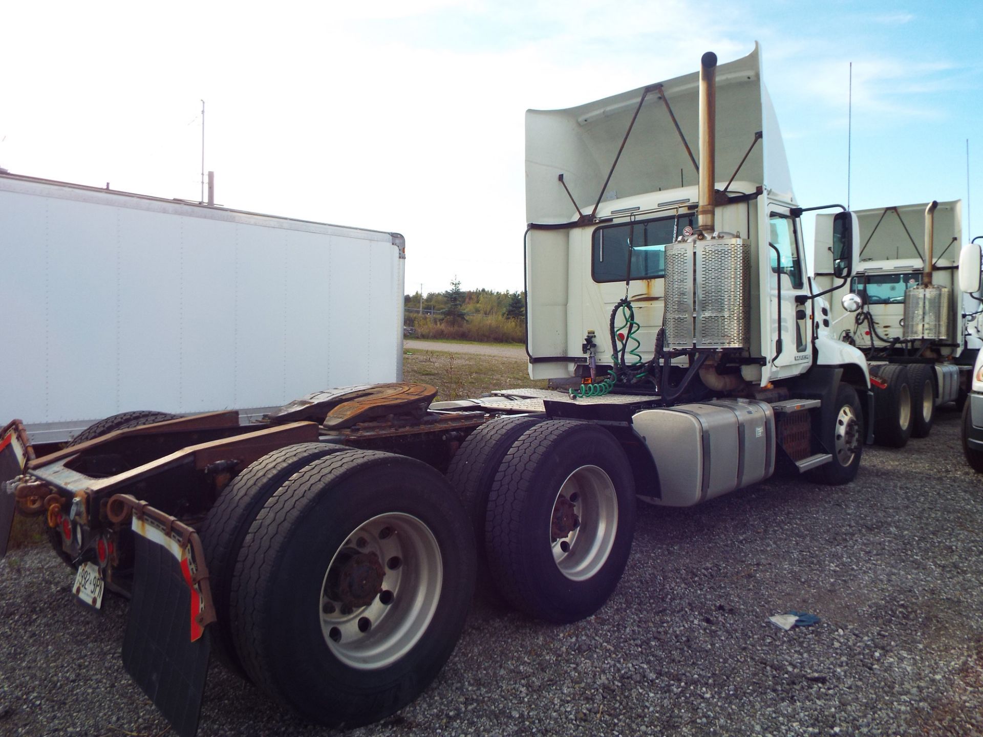 MACK (2015) CXU613 DAY CAB TRUCK WITH 445HP MP8 DIESEL ENGINE, 13 SPEED EATON FULLER TRANSMISSION, - Image 5 of 11