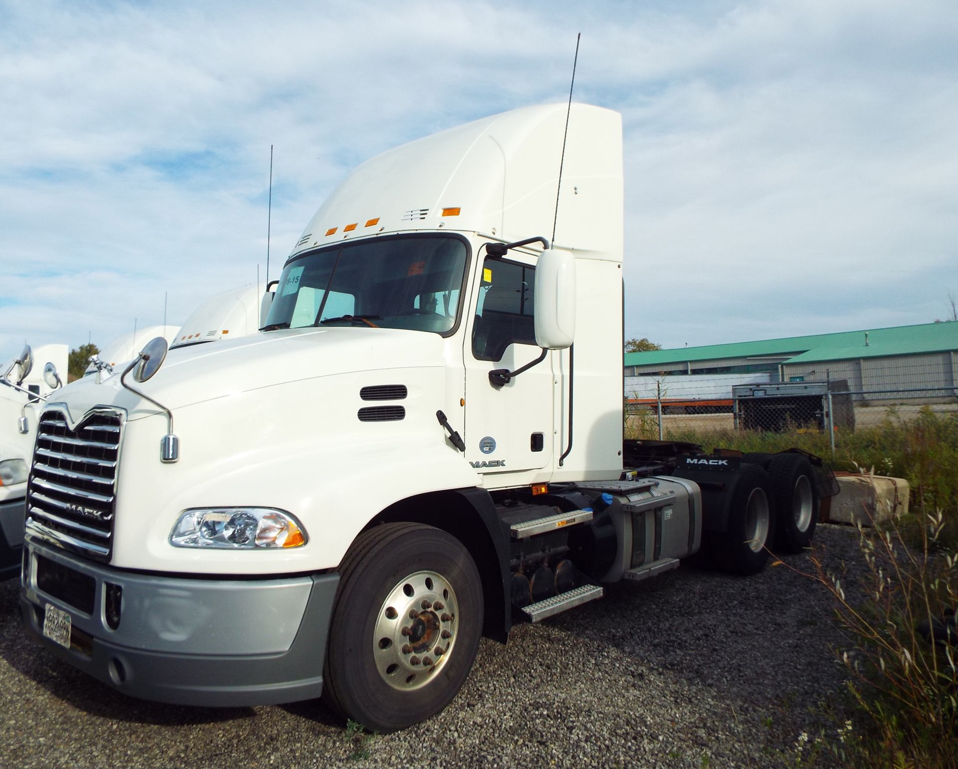 MACK (2015) CXU613 DAY CAB TRUCK WITH 445HP MP8 DIESEL ENGINE, 13 SPEED EATON FULLER TRANSMISSION, - Image 2 of 11