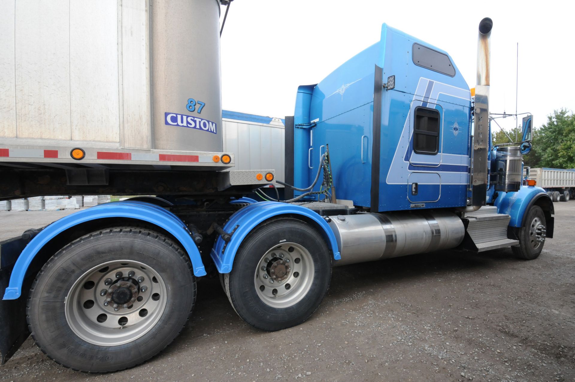 KENWORTH (2015) TRUCK WITH 500HP CUMMINS DIESEL ENGINE, 18 SPEED EATON FULLER TRANSMISSION, - Image 11 of 33